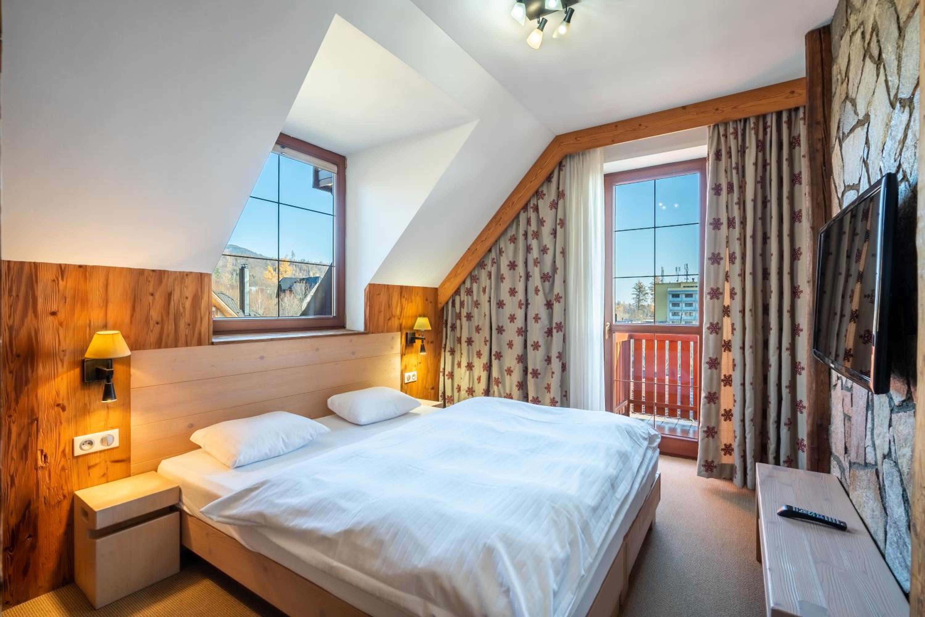 One-Bedroom Apartment with Balcony and Mountain View   photo 1