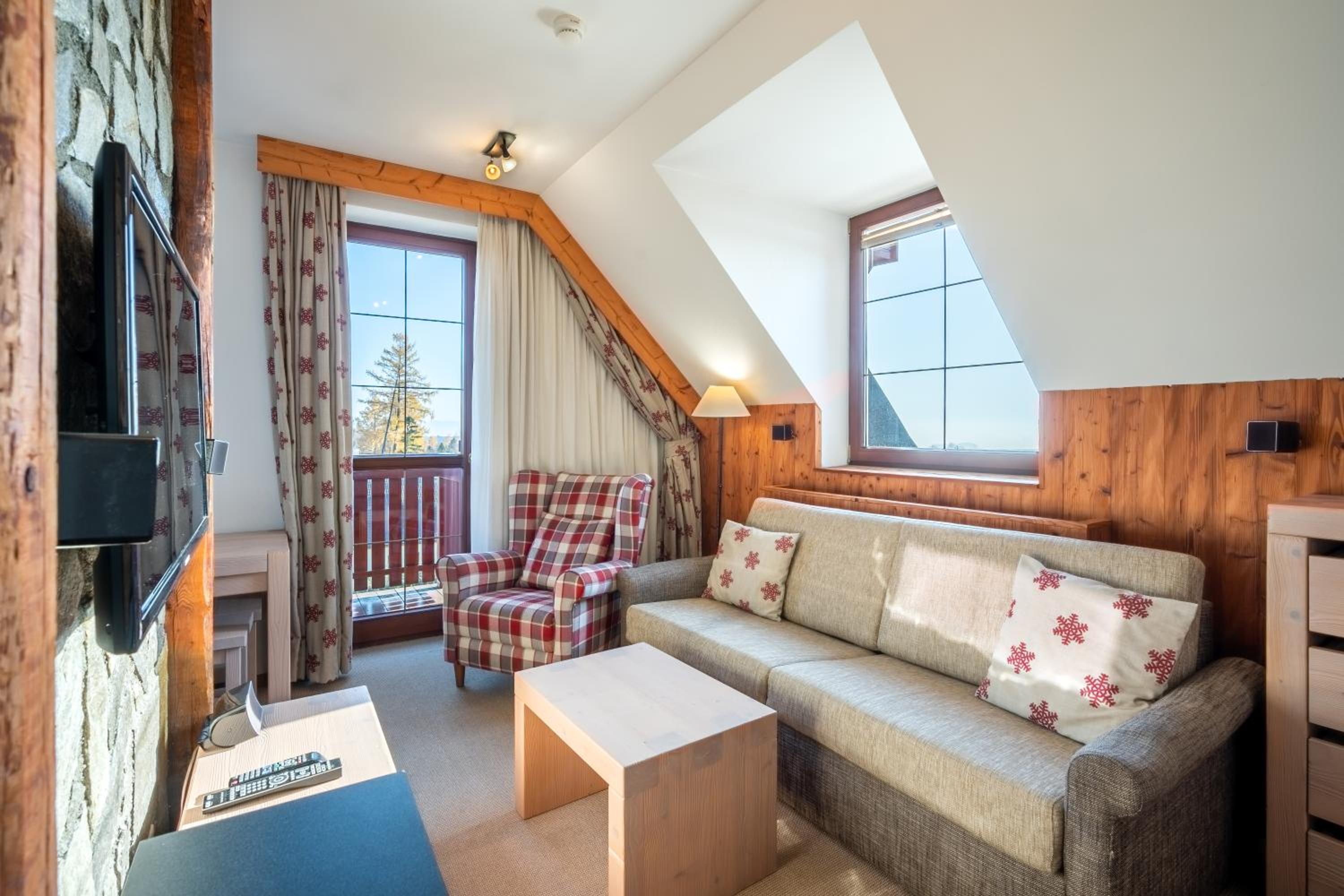 One-Bedroom Apartment with Balcony and Mountain View   photo 3
