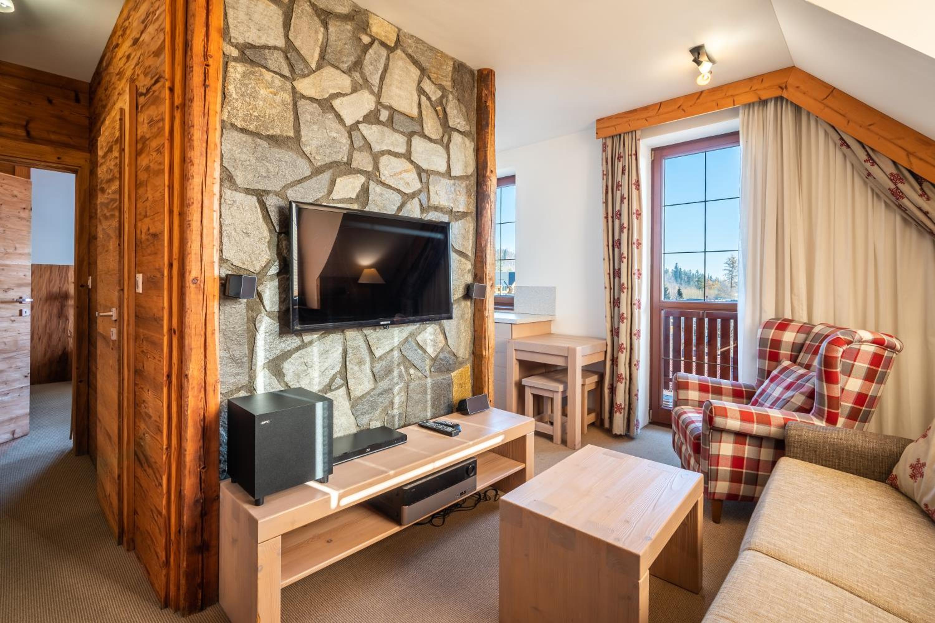 One-Bedroom Apartment with Balcony and Mountain View   photo 2