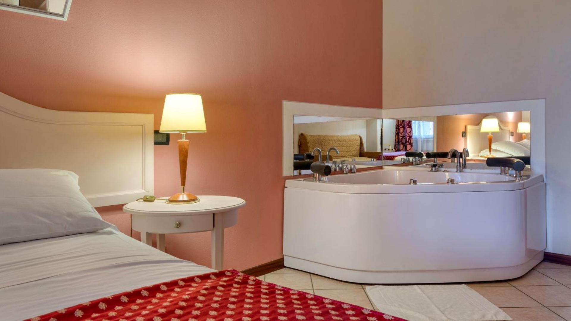 Queen Room with Spa Bath - Photo 5