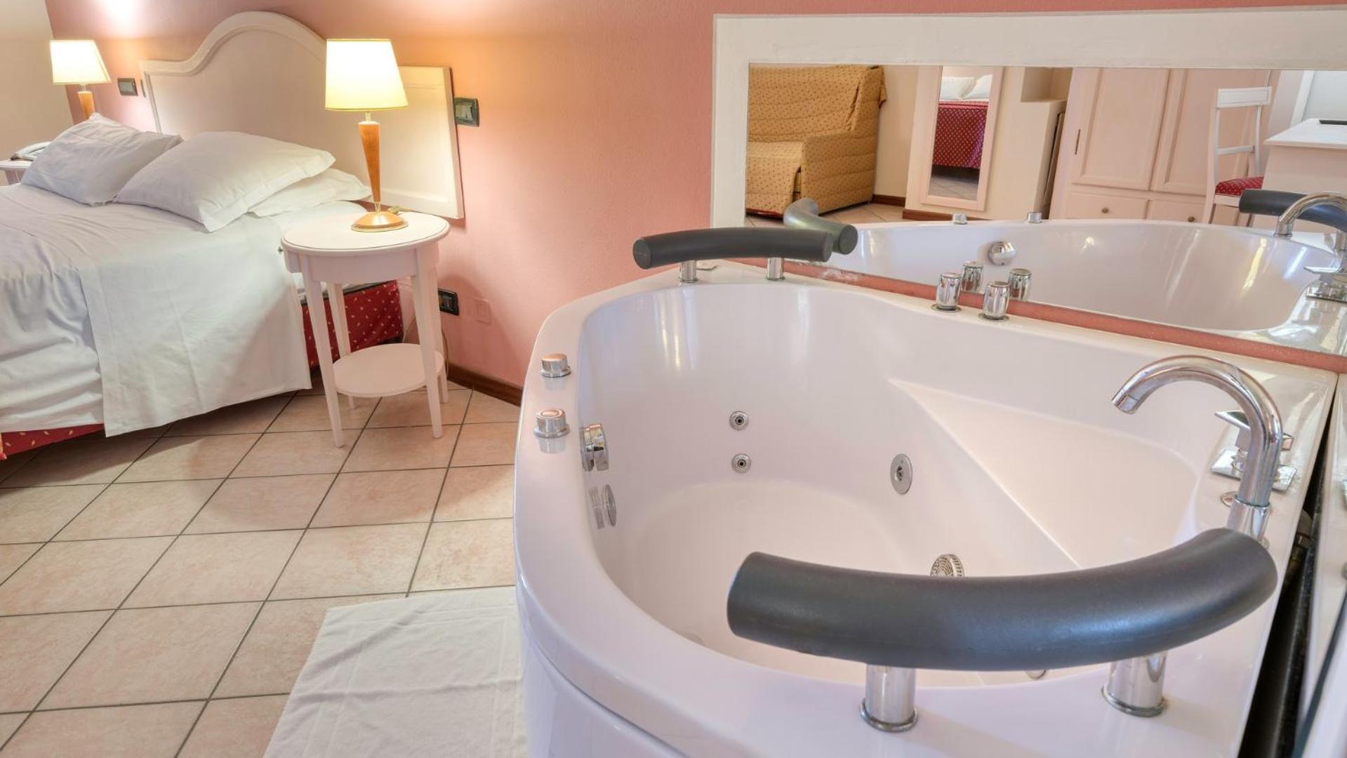 Queen Room with Spa Bath - Photo 2