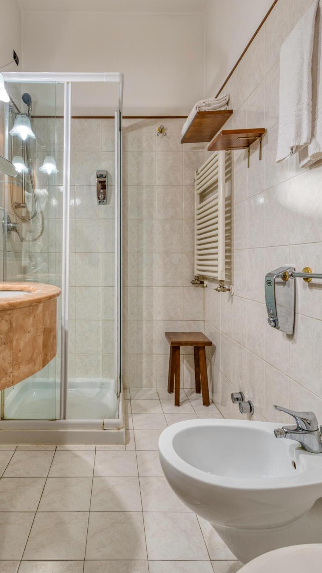 Queen Room with Spa Bath - Photo 3