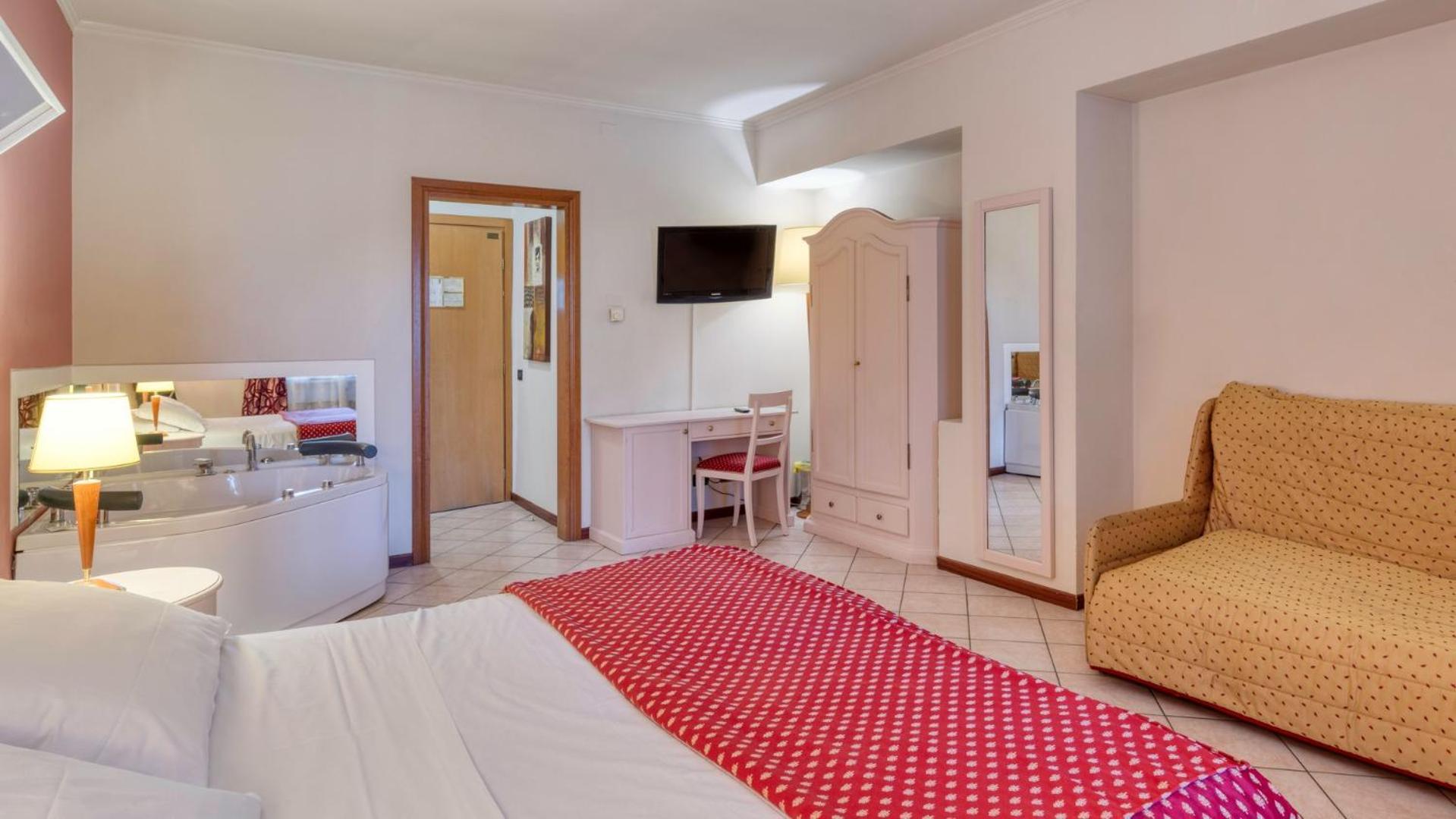 Queen Room with Spa Bath - Photo 6