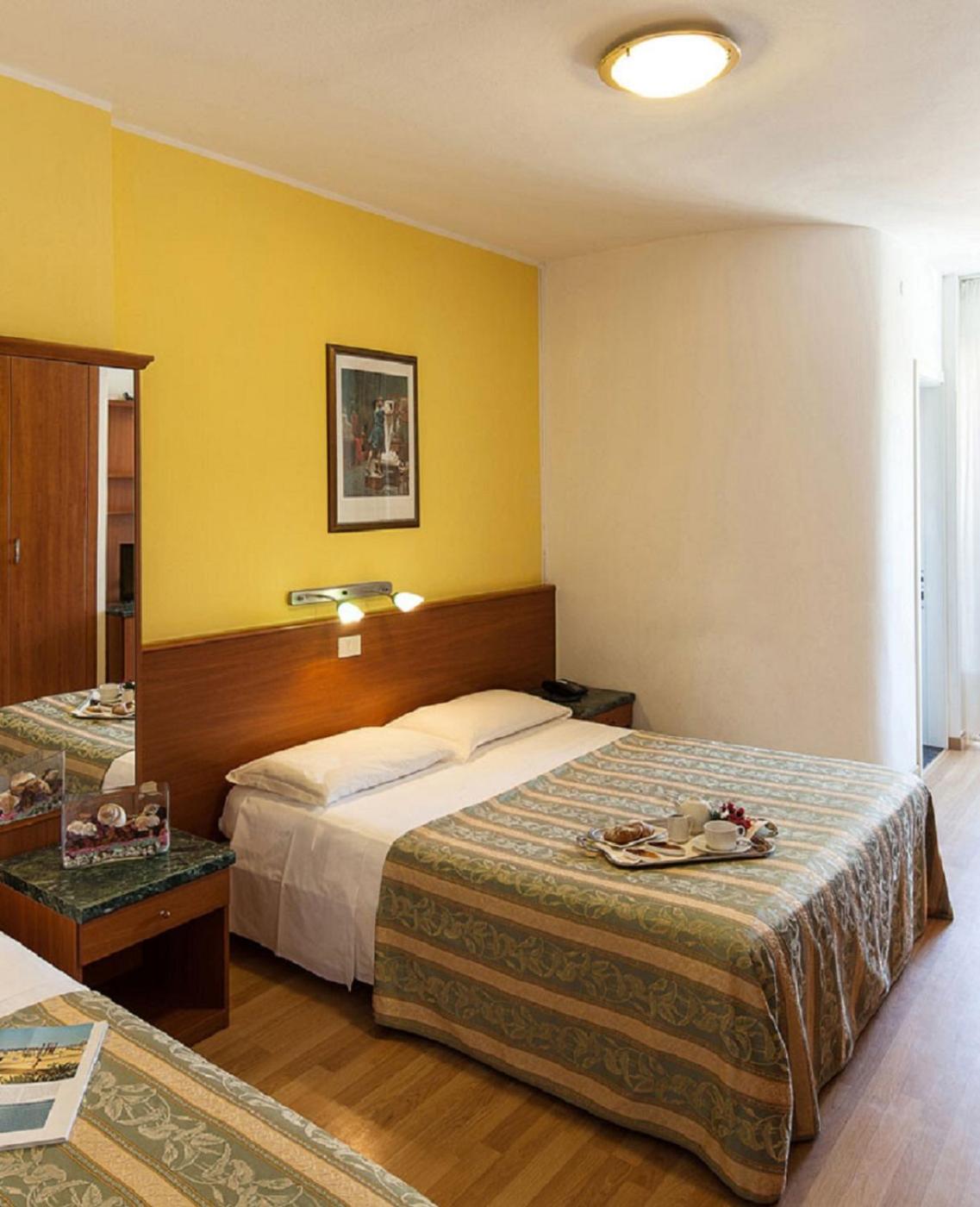 Double Room with Balcony - Photo 8