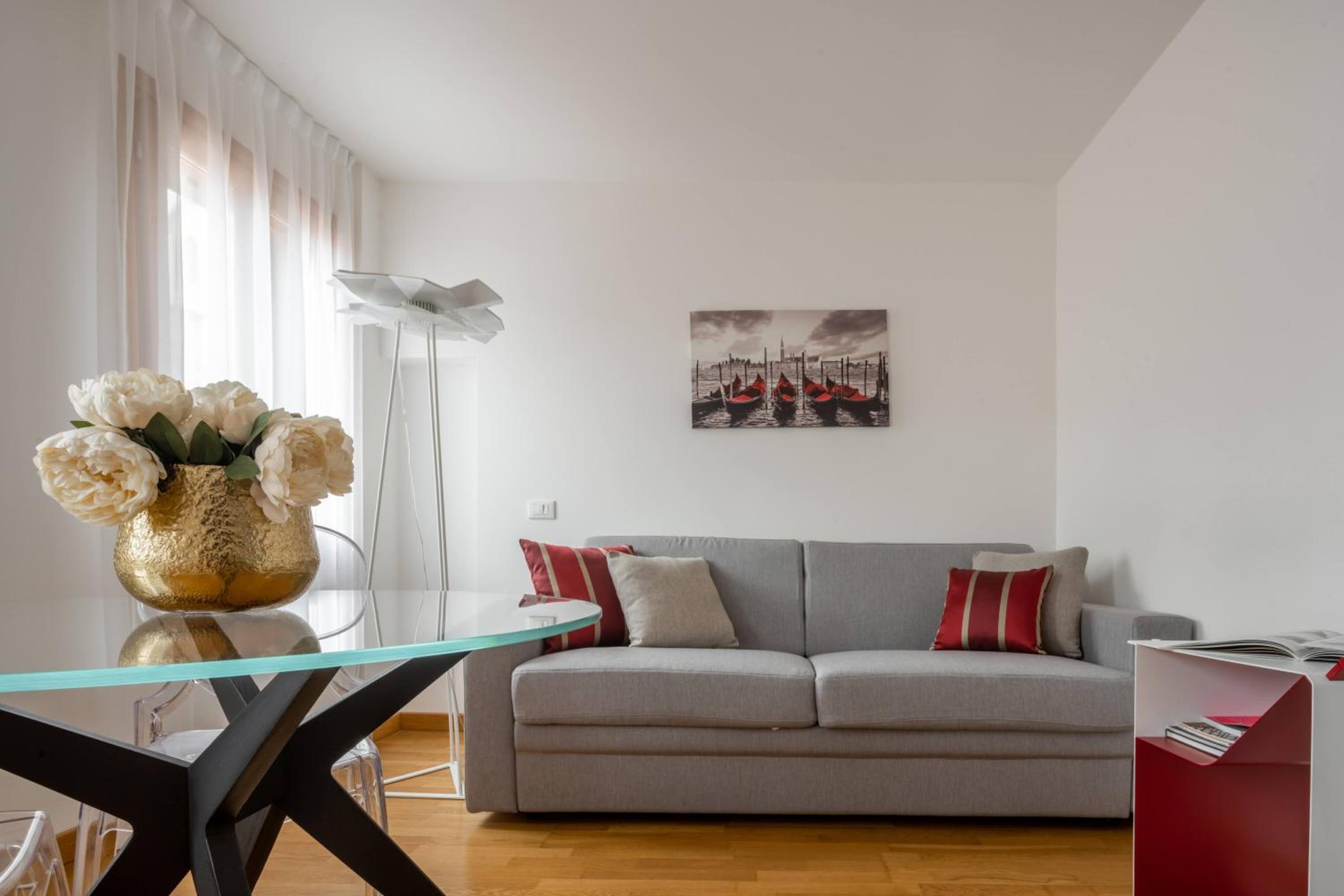 One-Bedroom Apartment photo 2