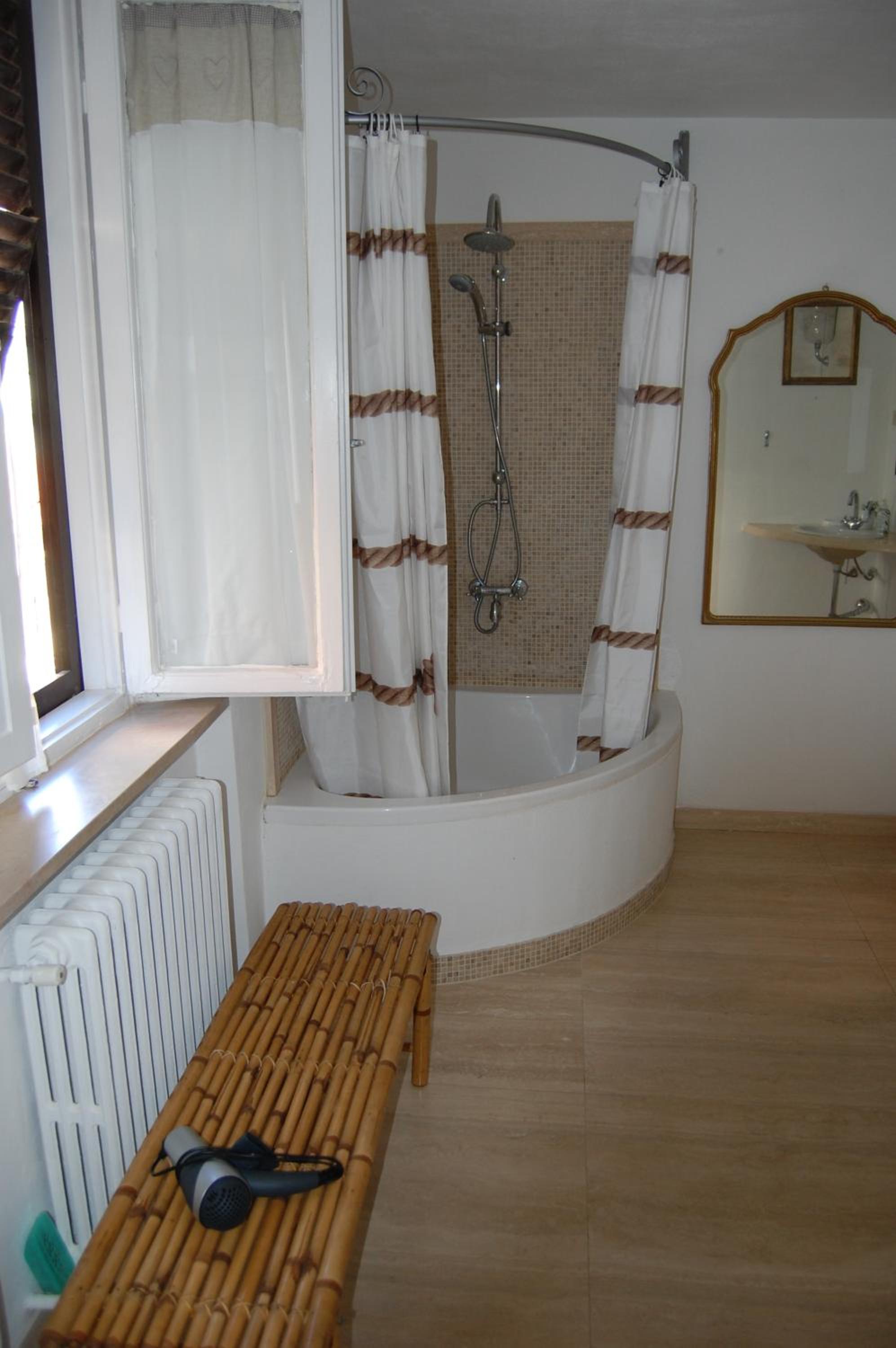 Double Room with Private External Bathroom - Photo 8