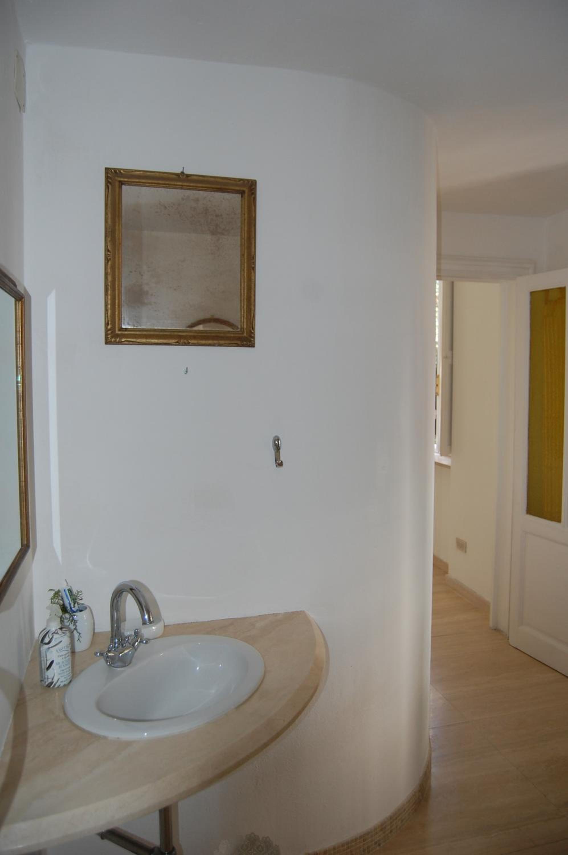 Double Room with Private External Bathroom - Photo 3
