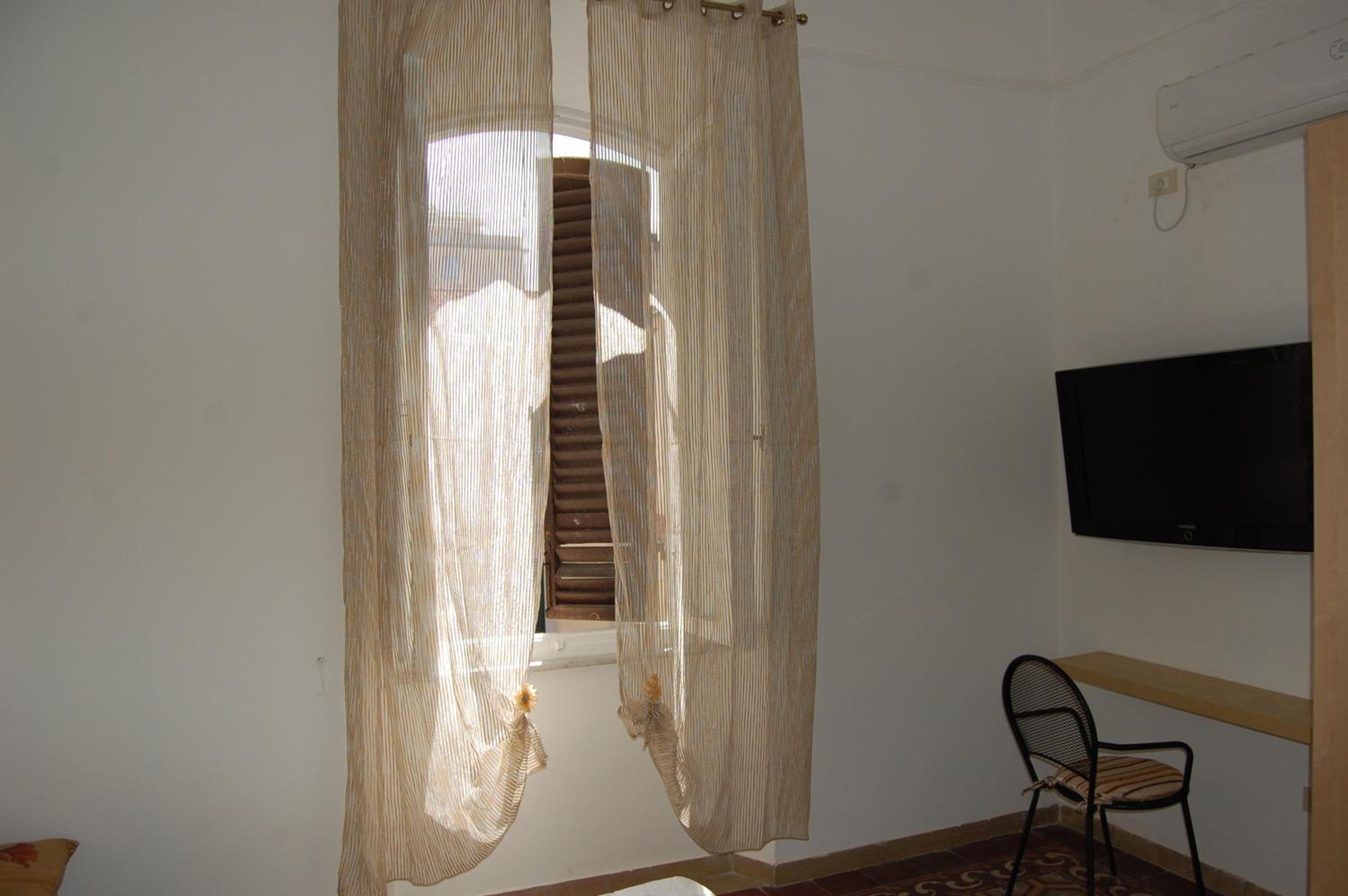 Double Room with Private External Bathroom - Photo 18