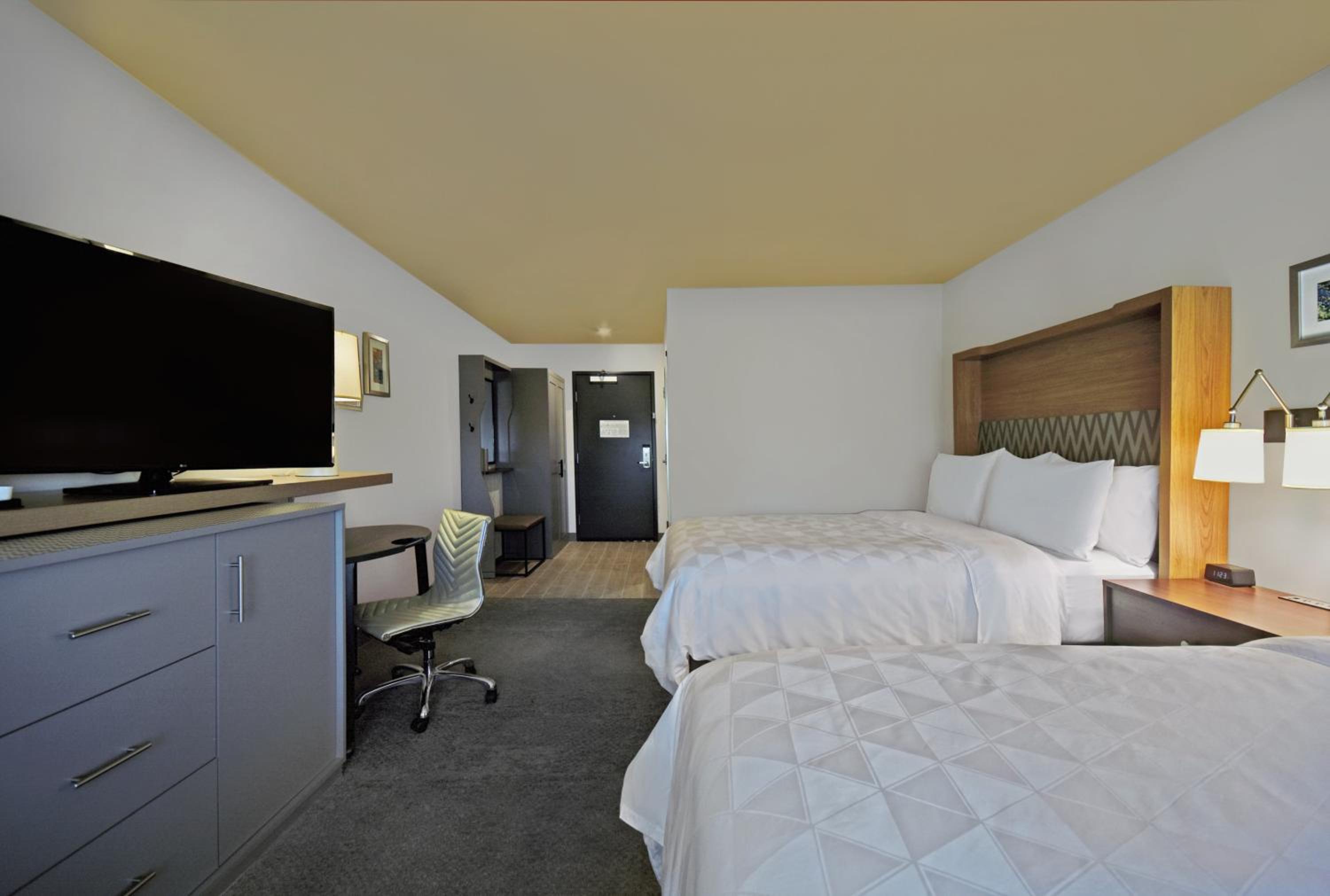 Standard Room with Two Queen Beds - Photo 1