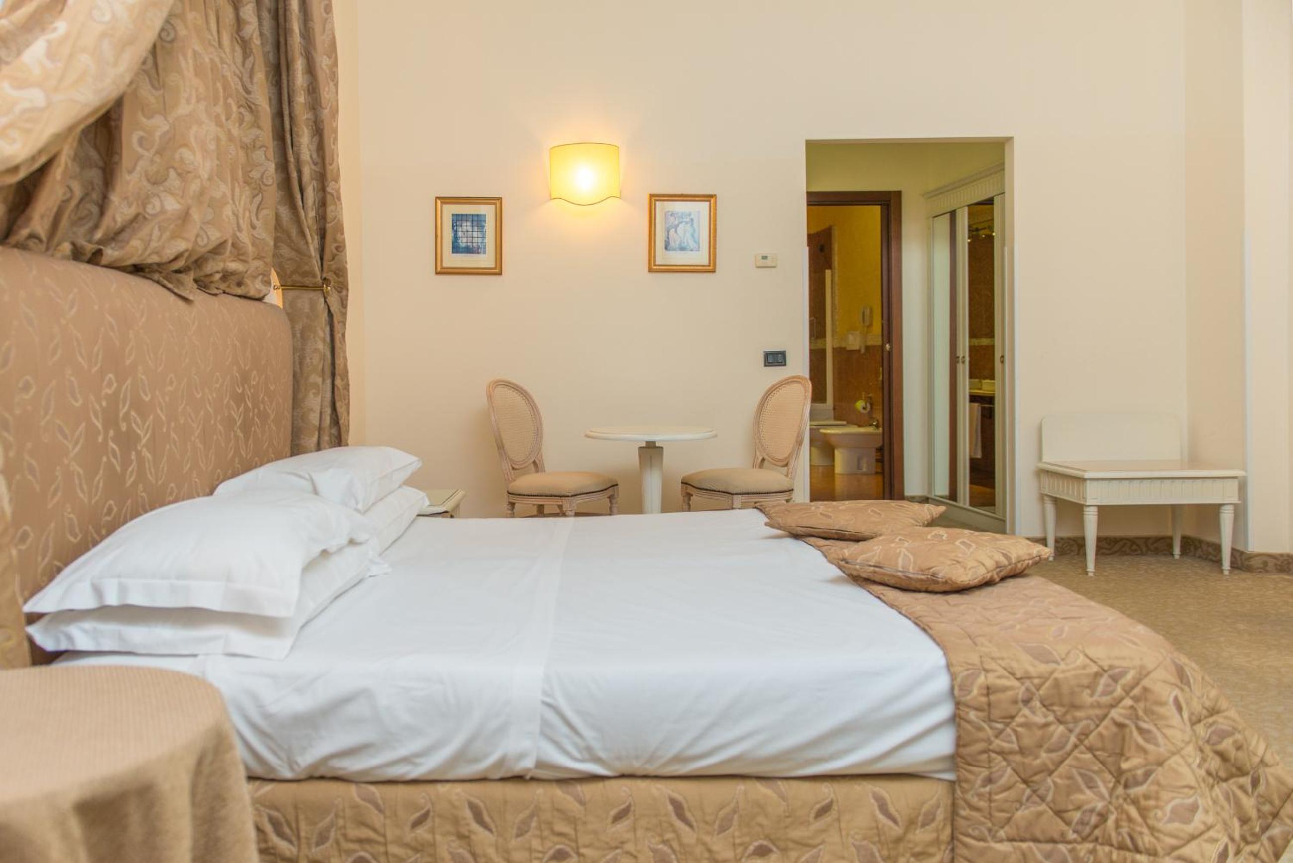 Classic Double or Twin Room - Photo 1
