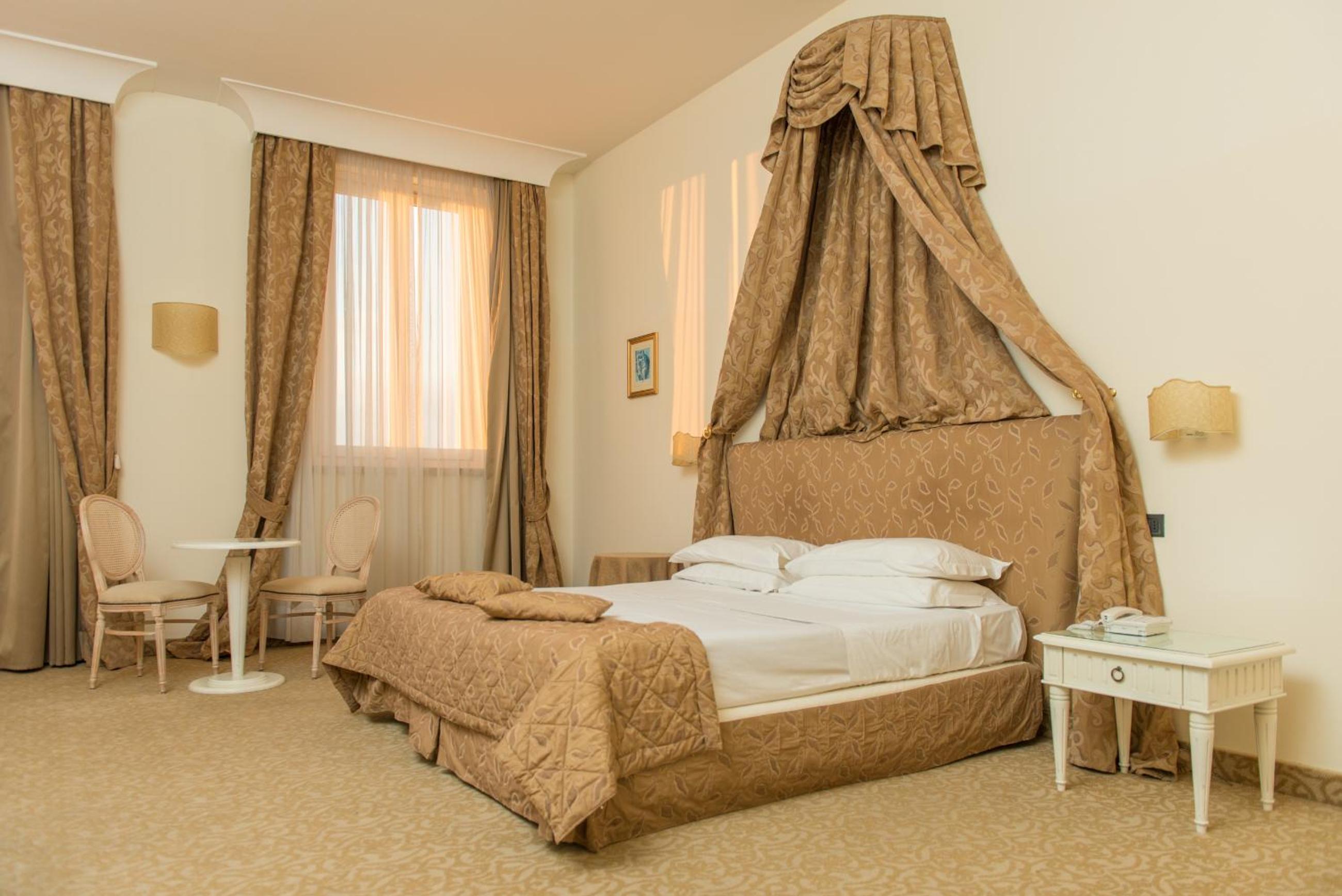 Classic Double or Twin Room - Photo 5