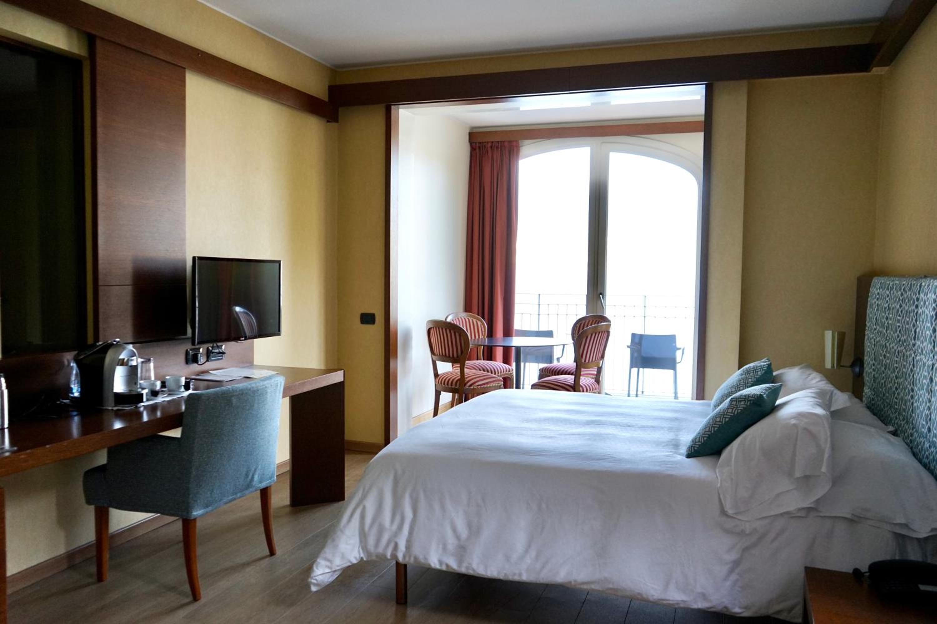 Superior Junior Suite with Terrace and Lake View - Photo 2