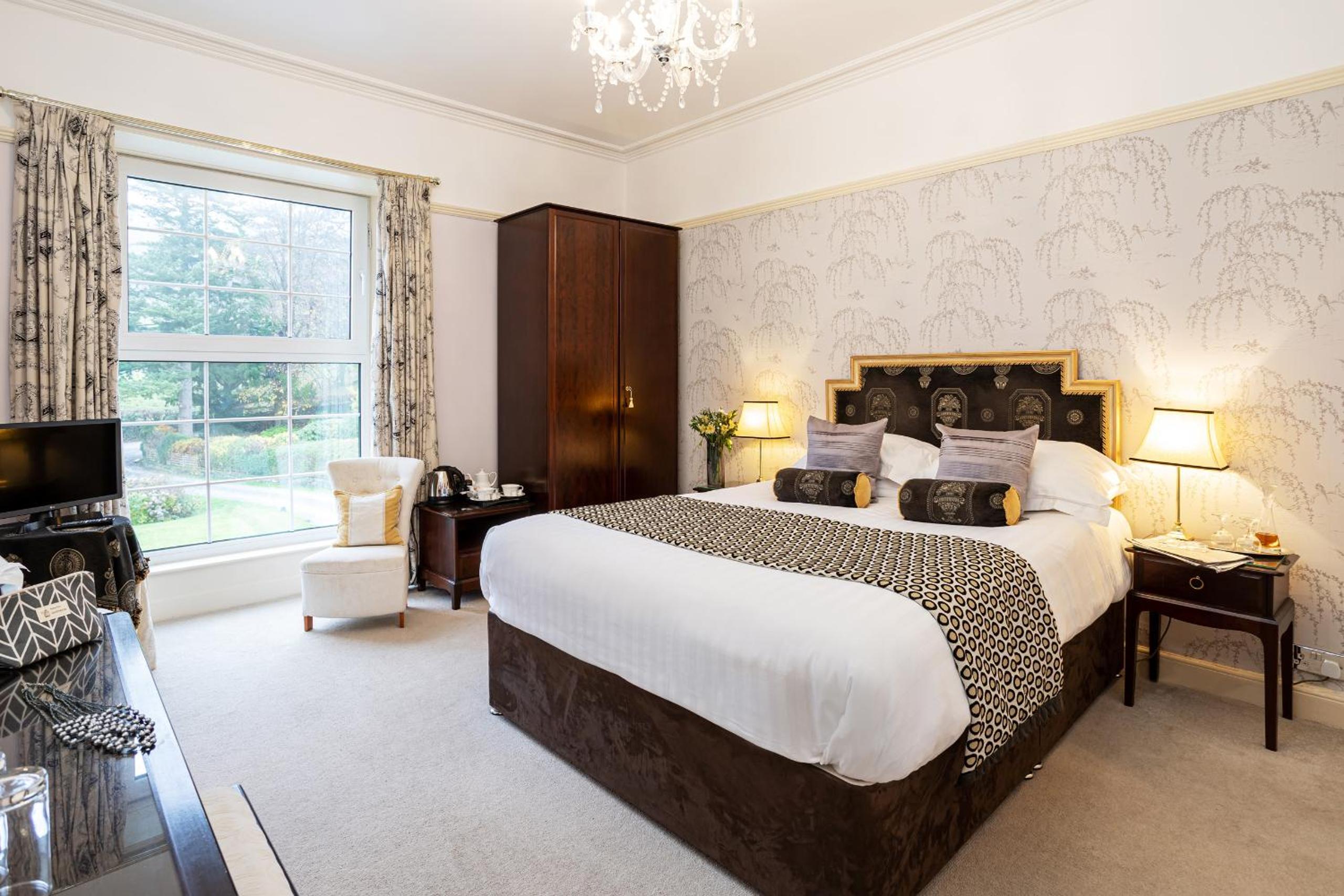 Deluxe Double Room with Shower - Photo 11