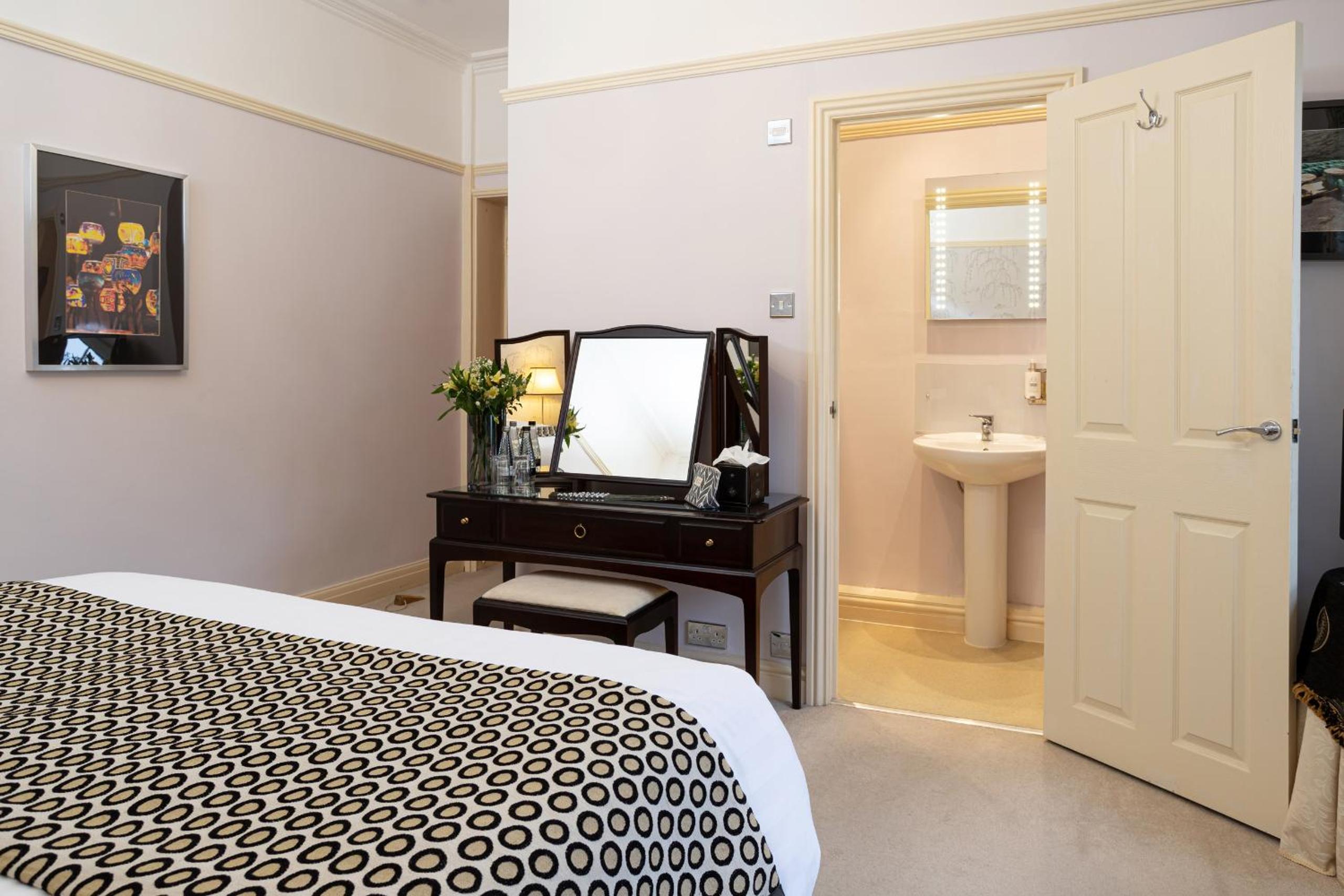 Deluxe Double Room with Shower - Photo 7