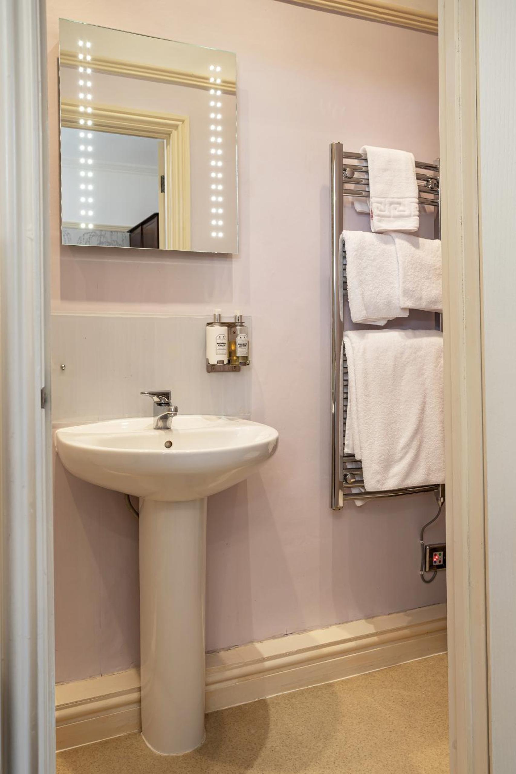 Deluxe Double Room with Shower - Photo 5