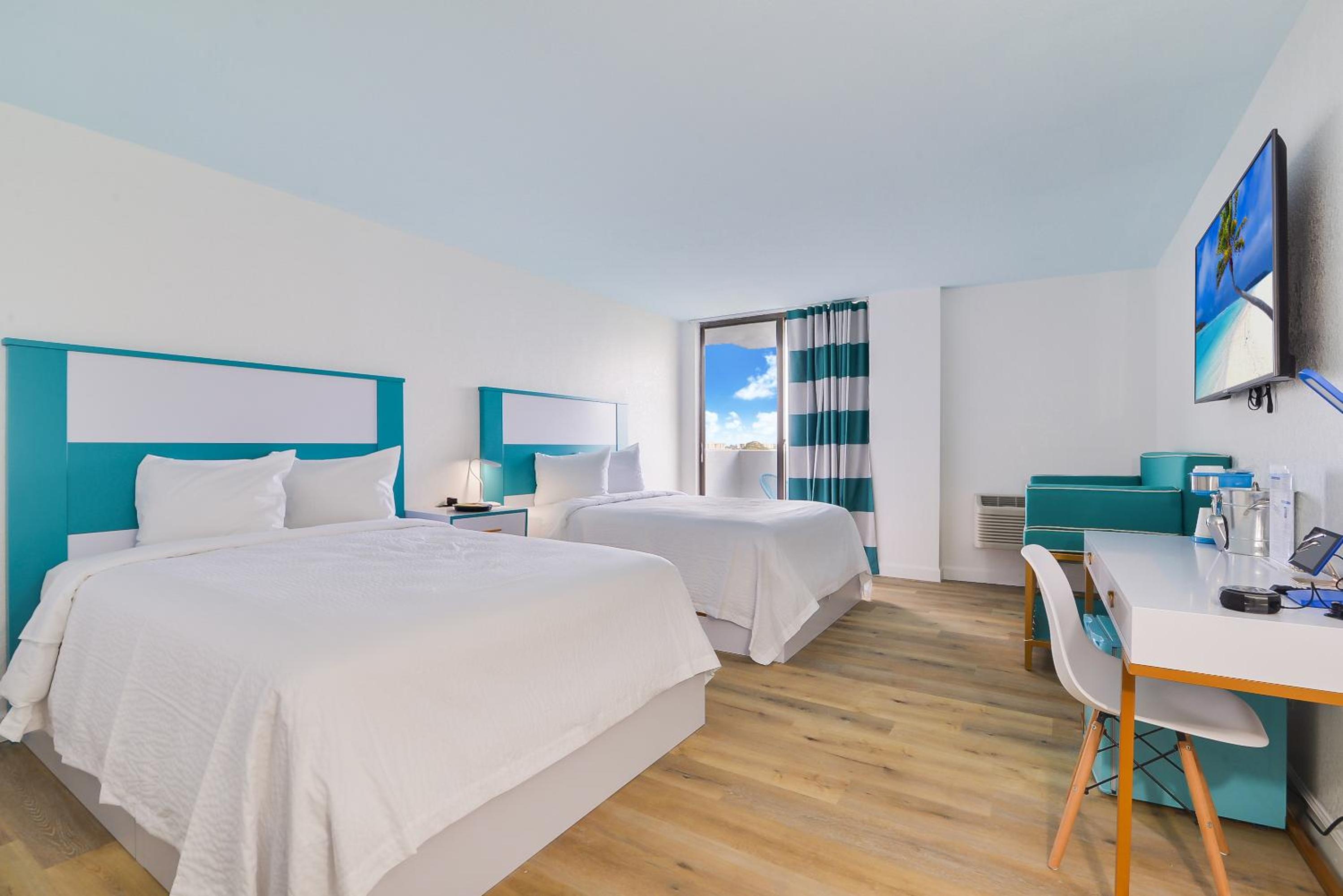 2 Queen Beds, Mobility/Hearing Accessible Room, Roll-In Shower, Non-Smoking - Photo 1