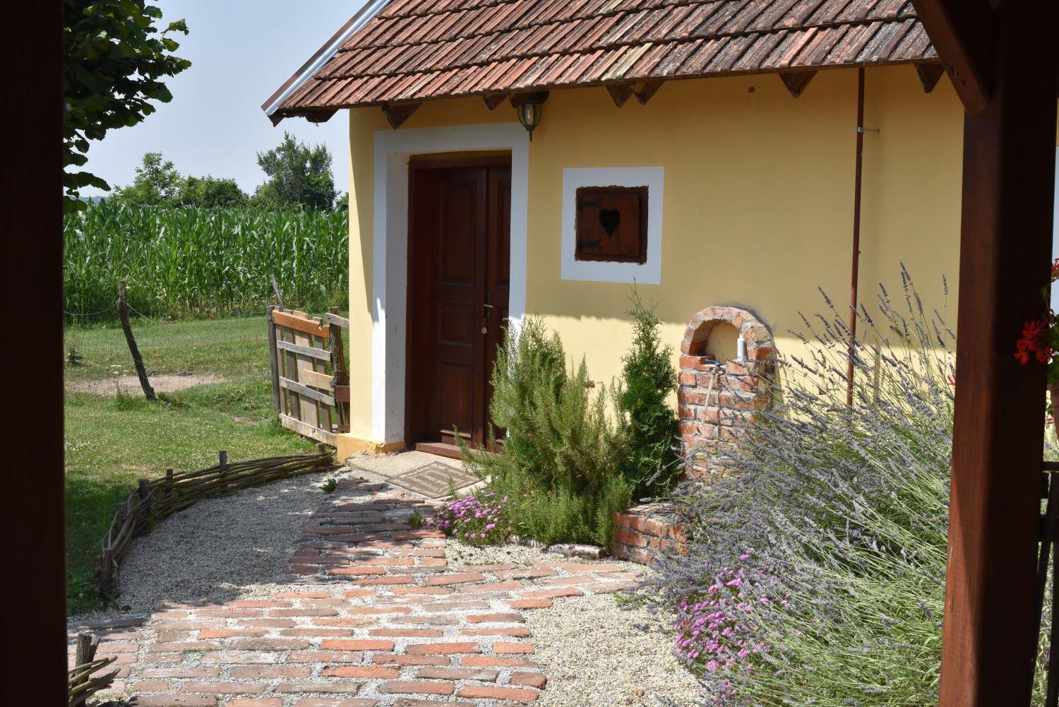 Double or Twin Room with Private Bathroom - Photo 8