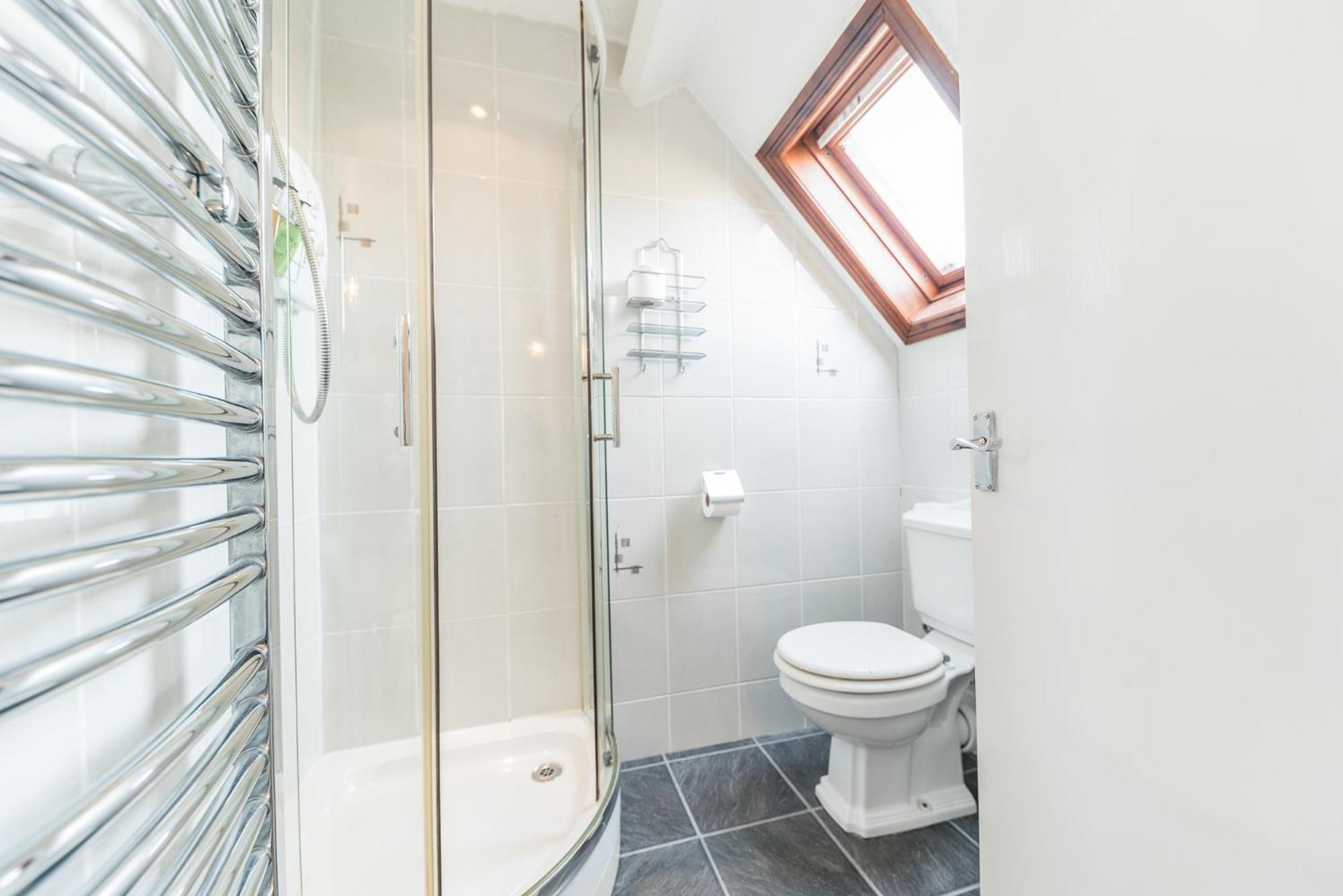 Double Room with Private Bathroom - Photo 4
