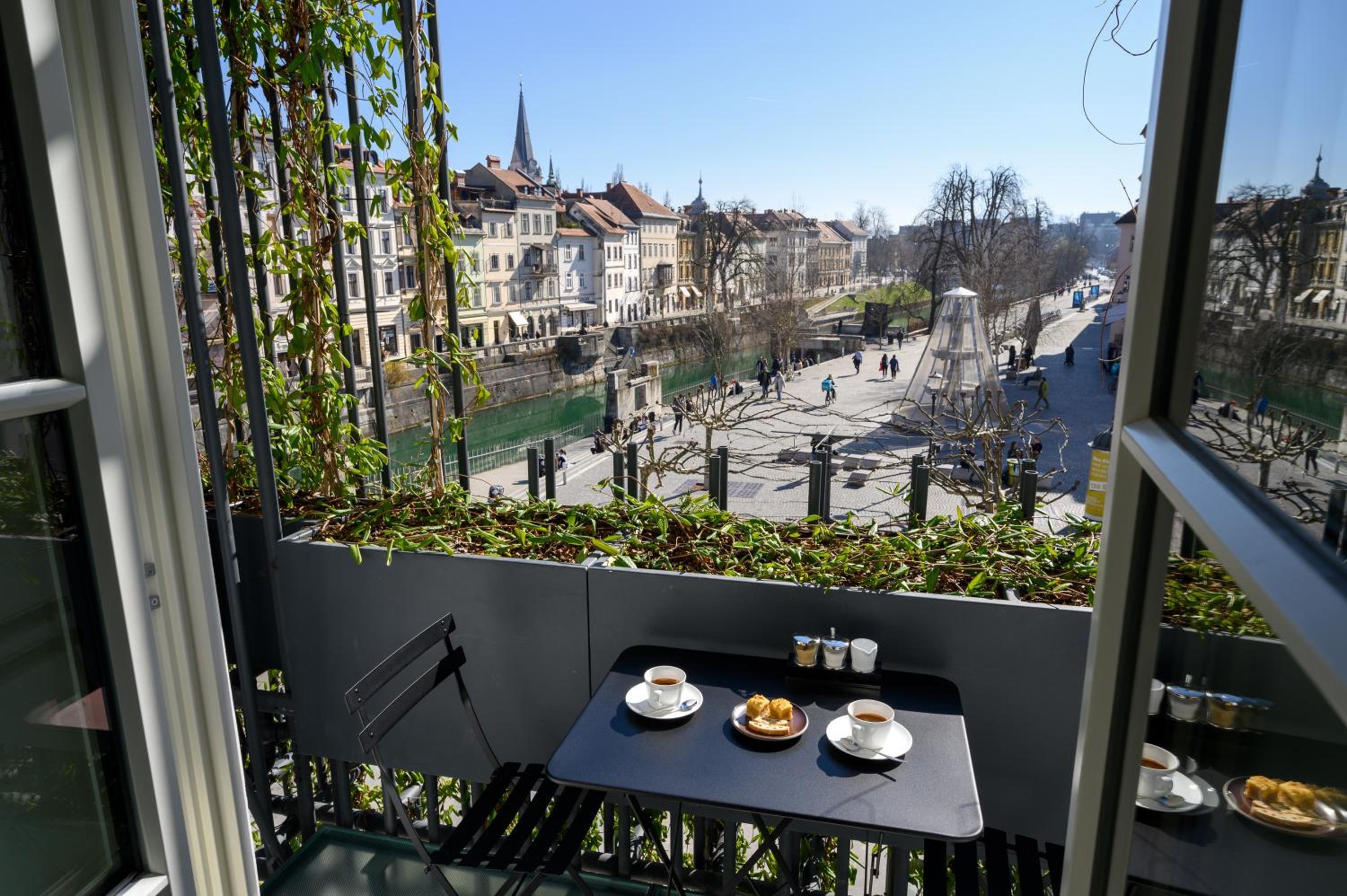 Deluxe Double Room with Balcony - Photo 4