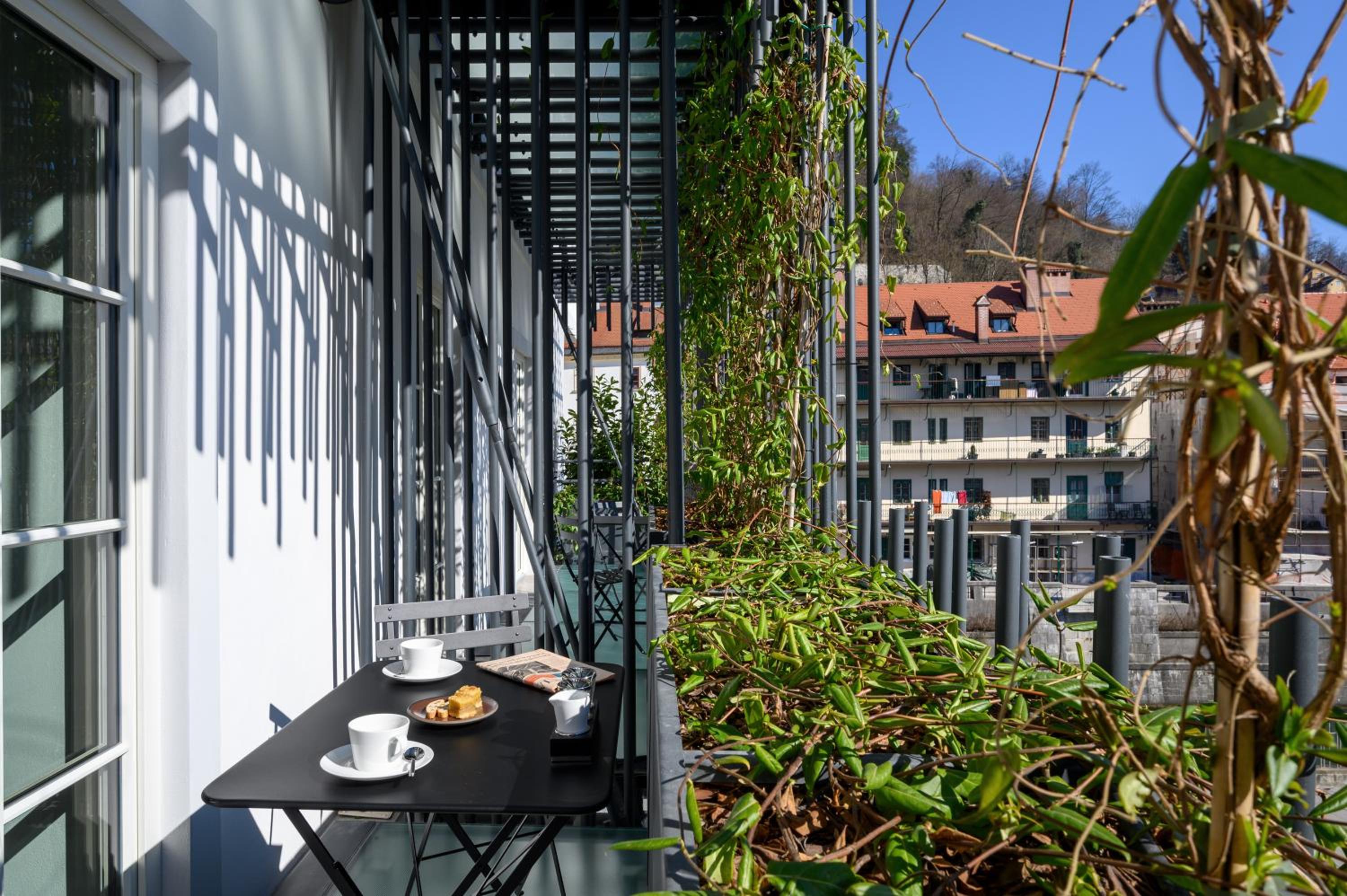Deluxe Double Room with Balcony - Photo 5