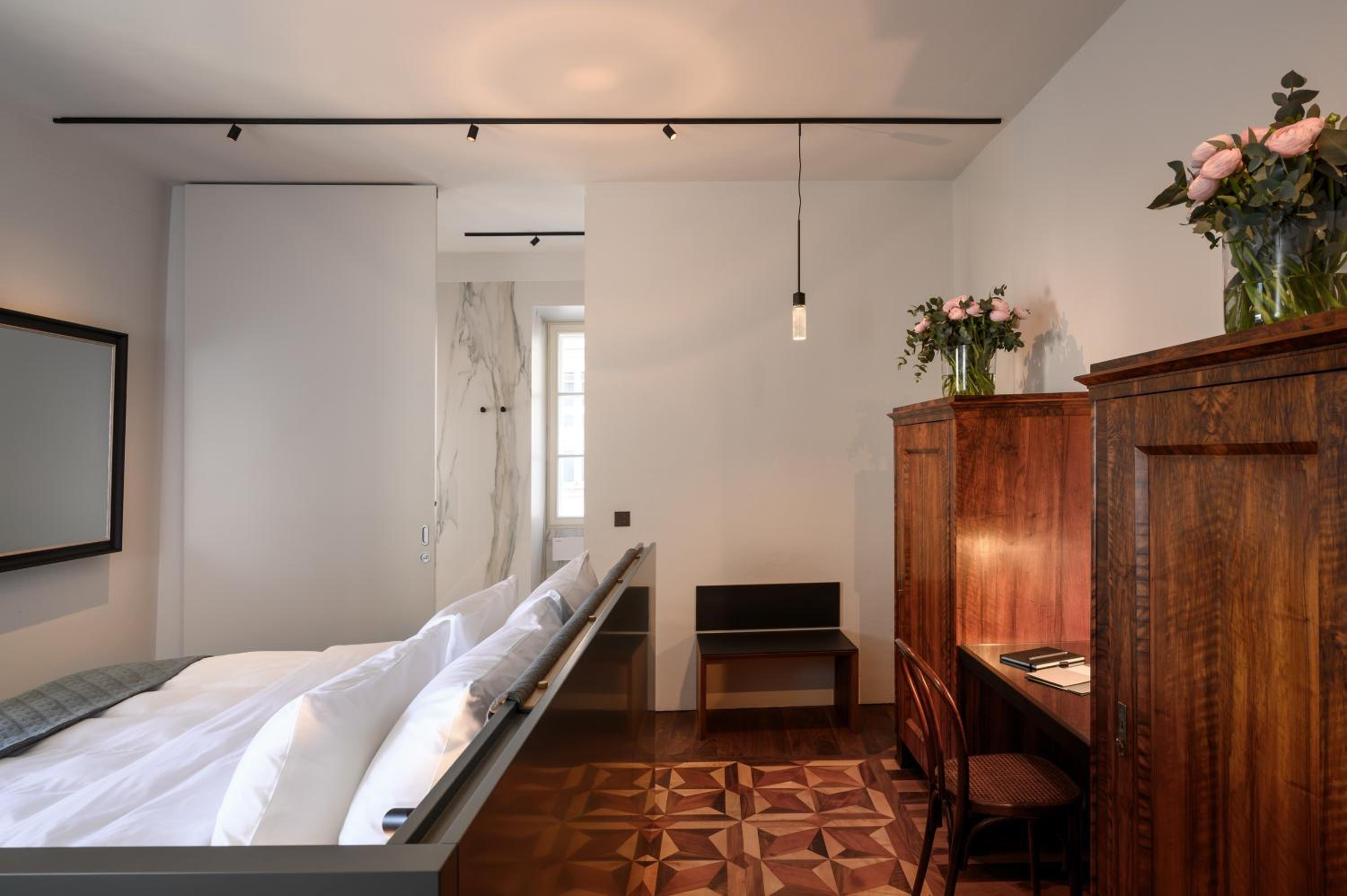 Deluxe Double Room with Balcony - Photo 7