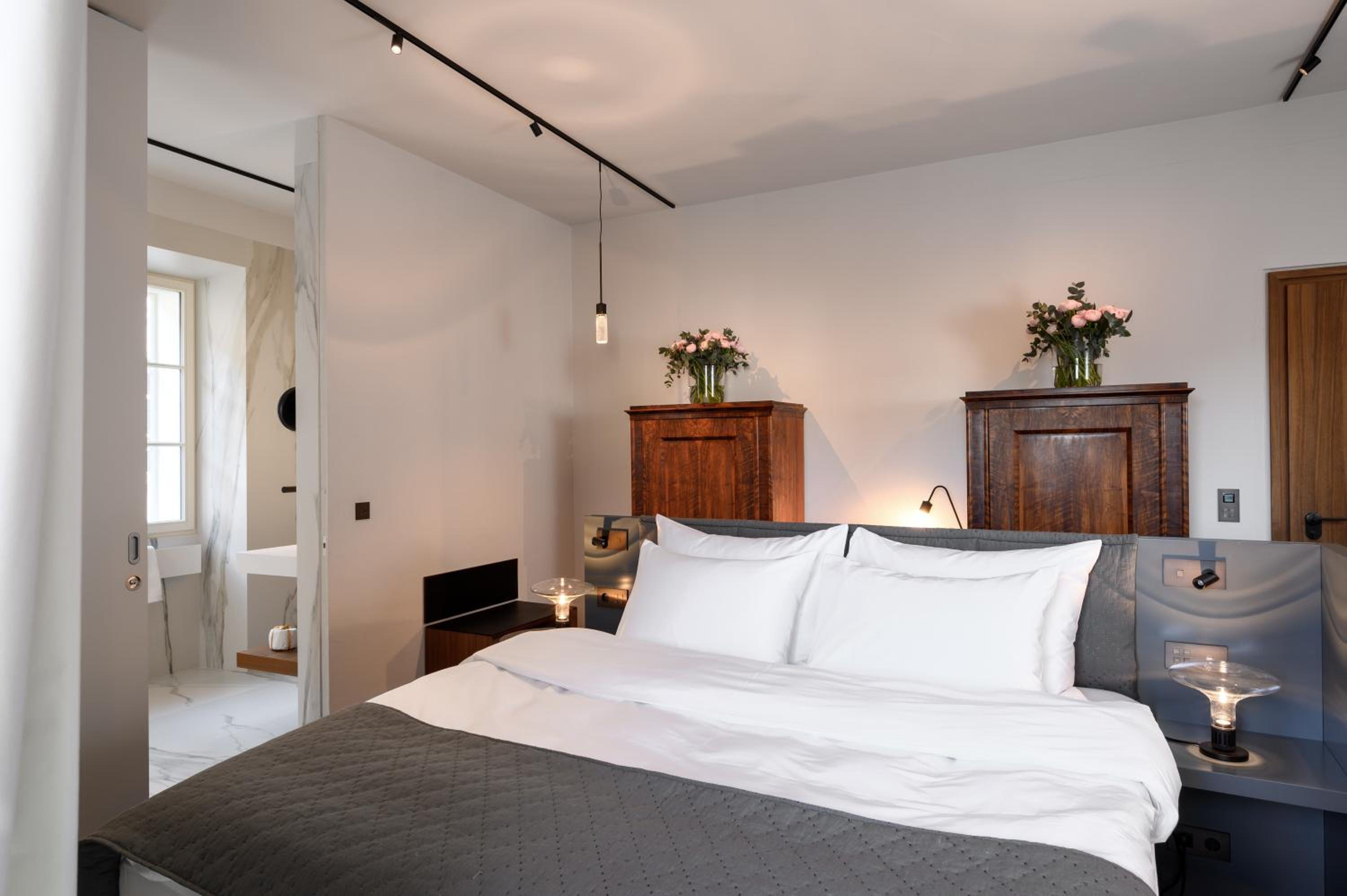 Deluxe Double Room with Balcony - Photo 10