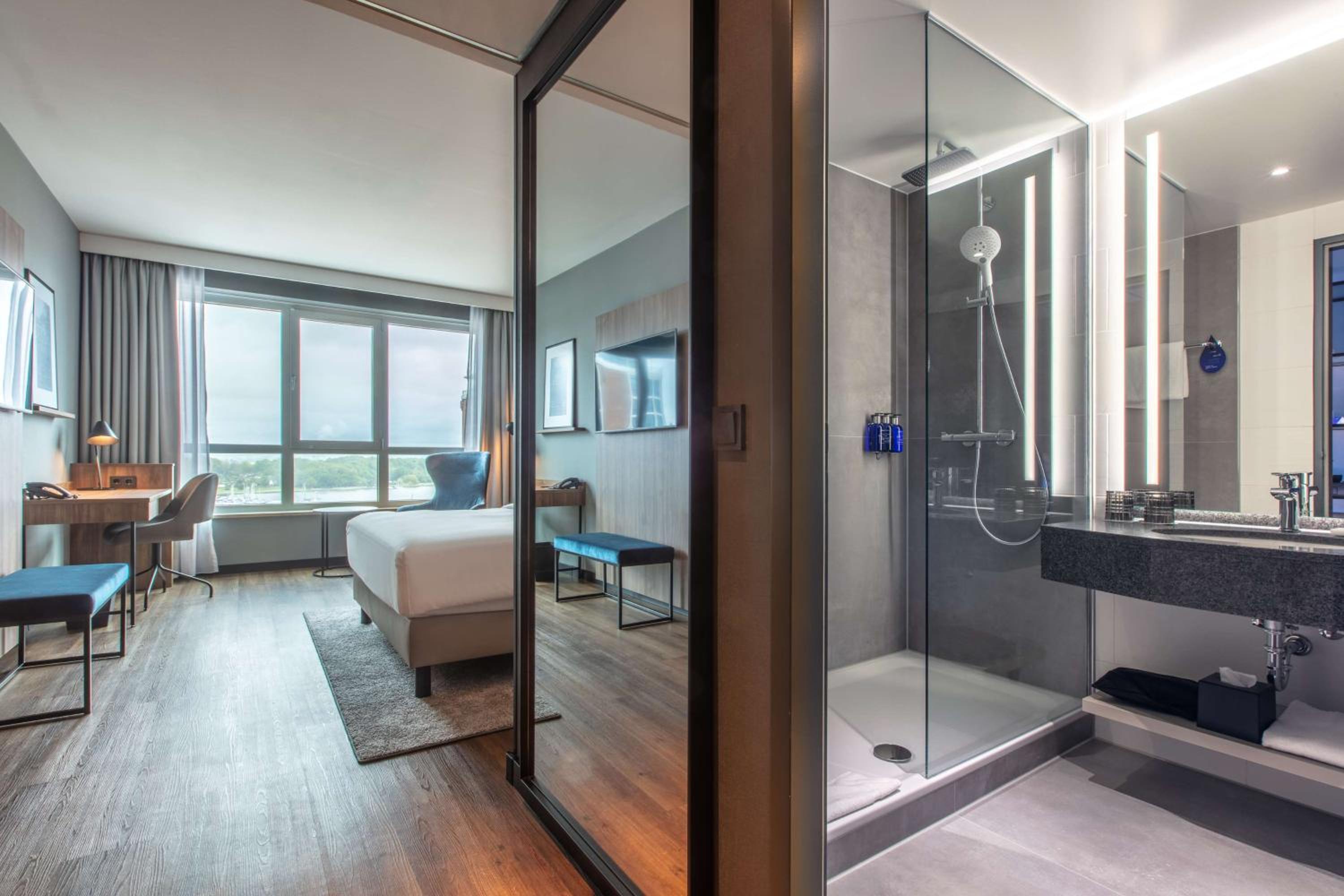 Standard Room with Harbor View - Photo 2