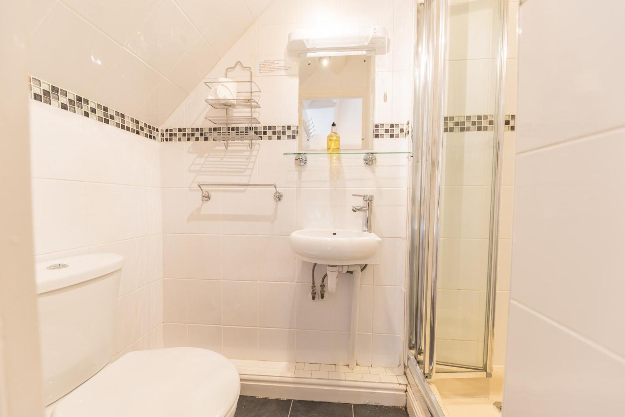 Double Room with Private Bathroom - Photo 3