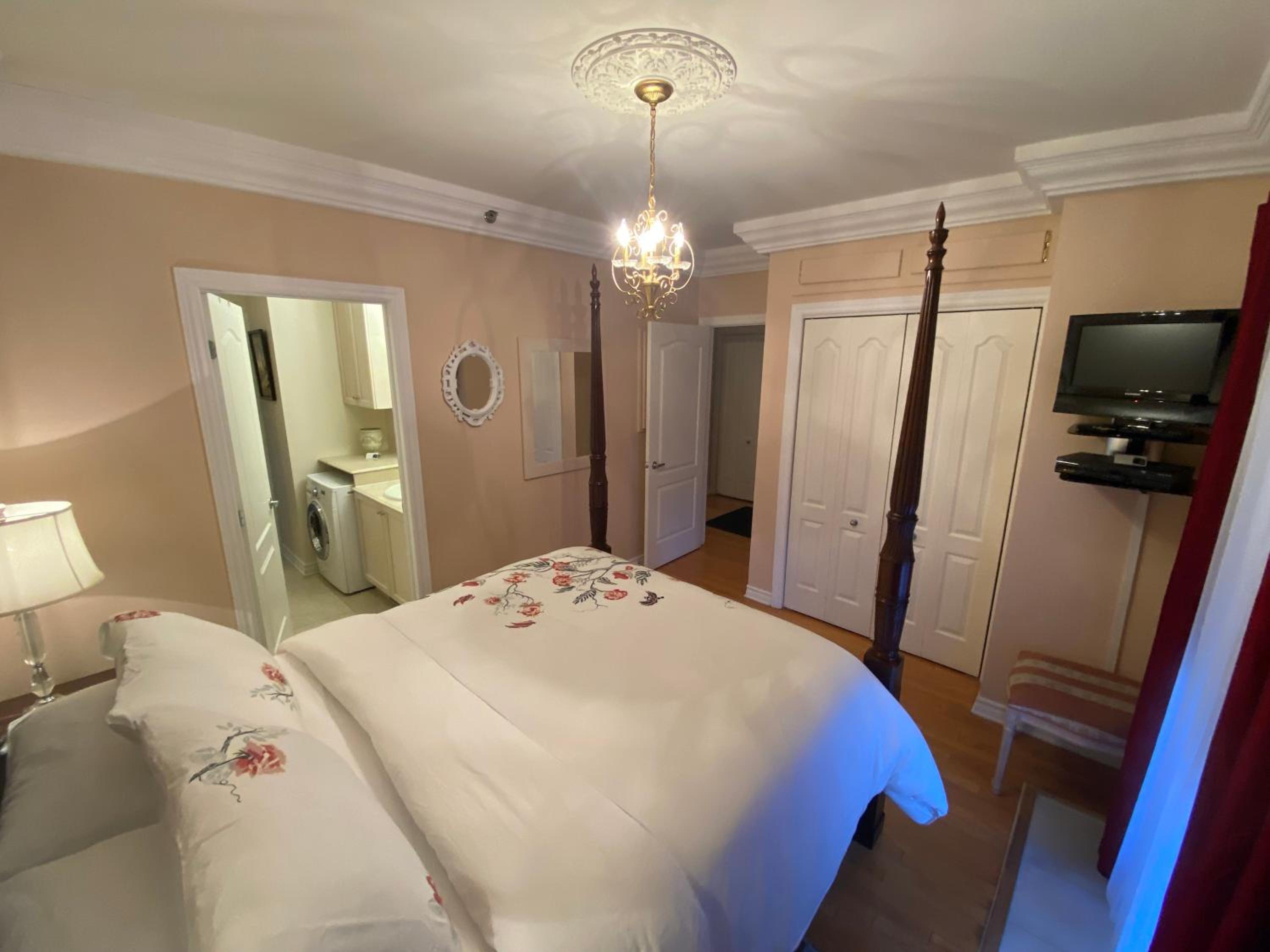 Sunshine Suite 401