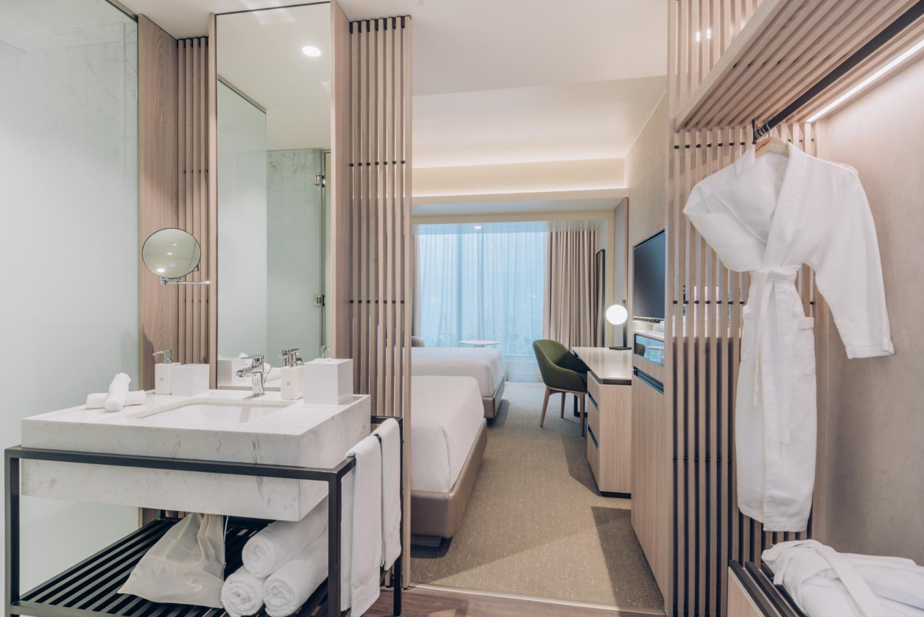 Standard Double Room with Two Double Beds and City View - Photo 4