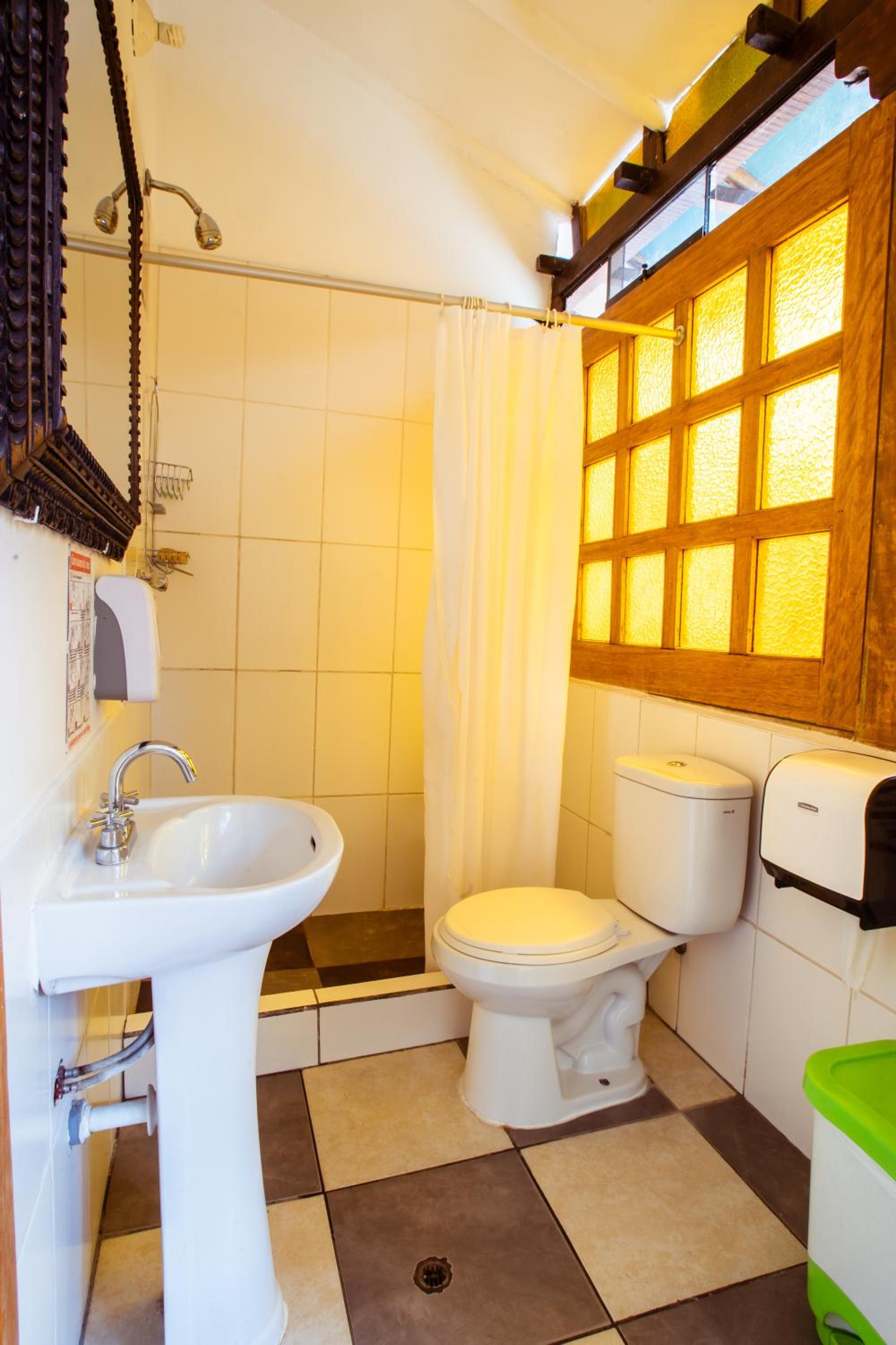 Bed in 10-Bed Dormitory Room with Bathroom