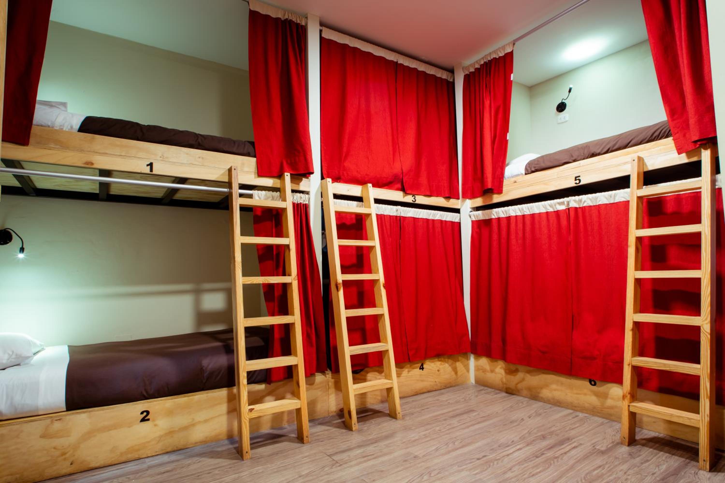 Deluxe Bed in 8-Bed Dormitory Room with Bathroom photo 1