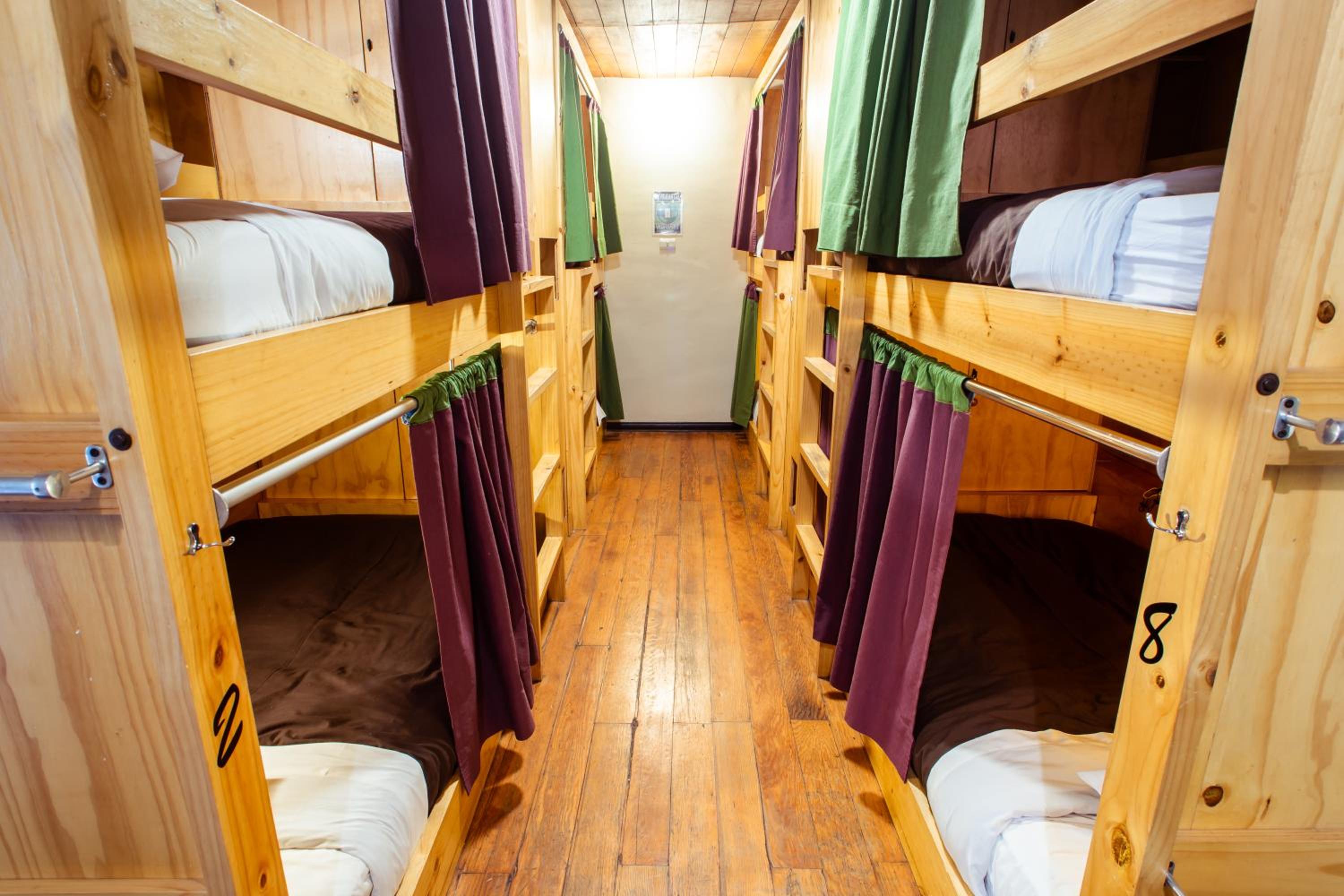 Deluxe Bed in 8-Bed Dormitory Room with Bathroom photo 2