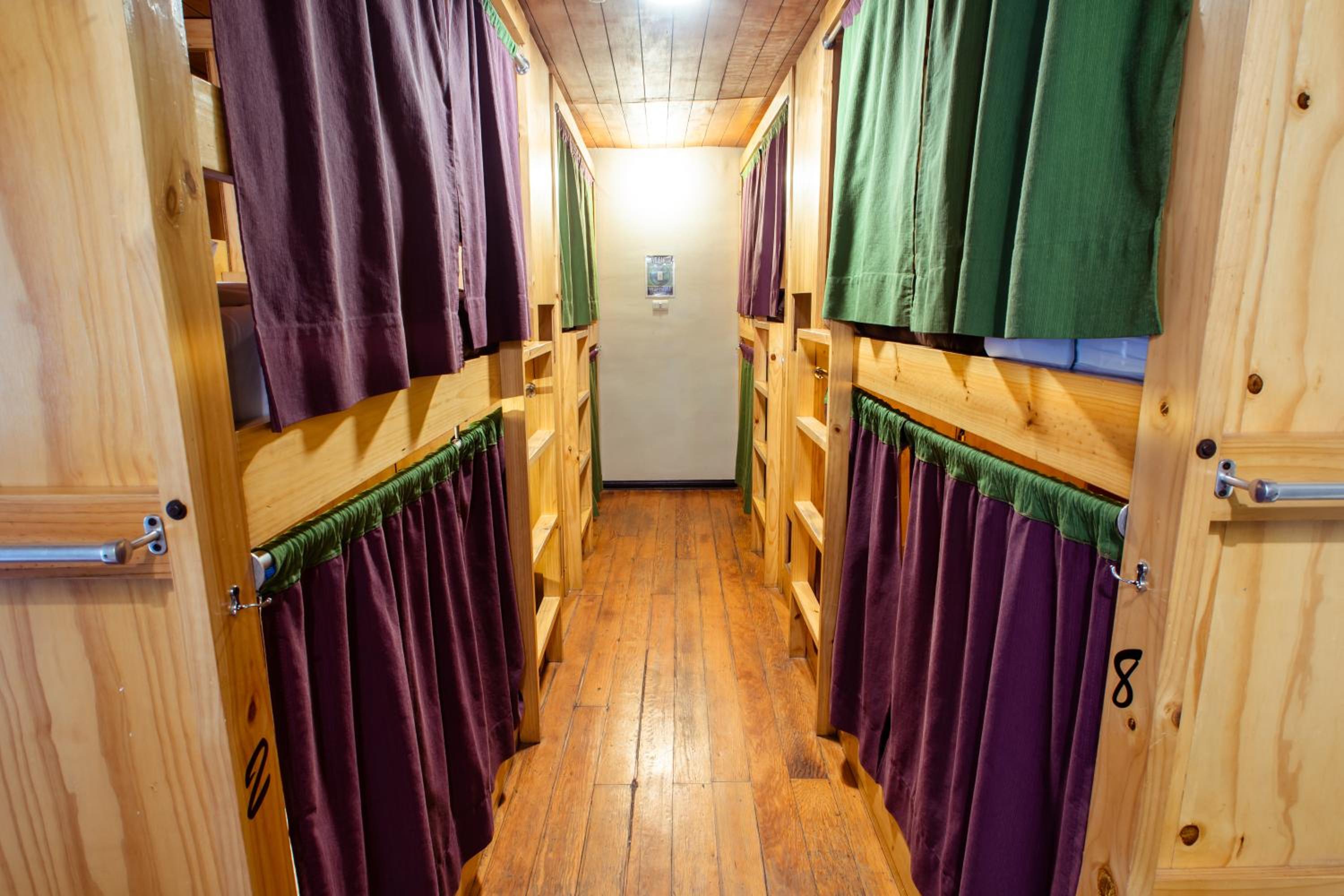 Deluxe Bed in 8-Bed Dormitory Room with Bathroom photo 3