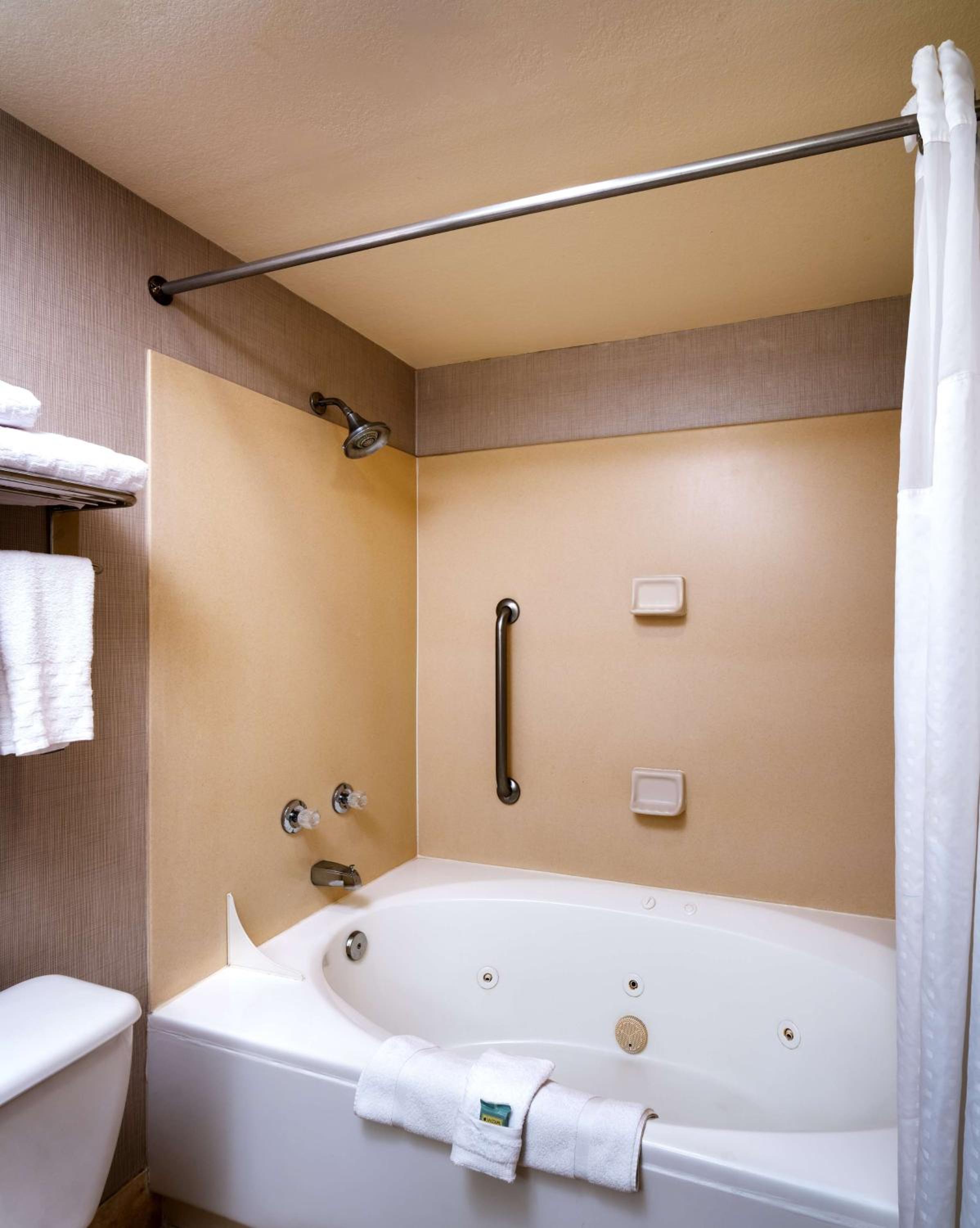 King Suite - Non-Smoking - Photo 5