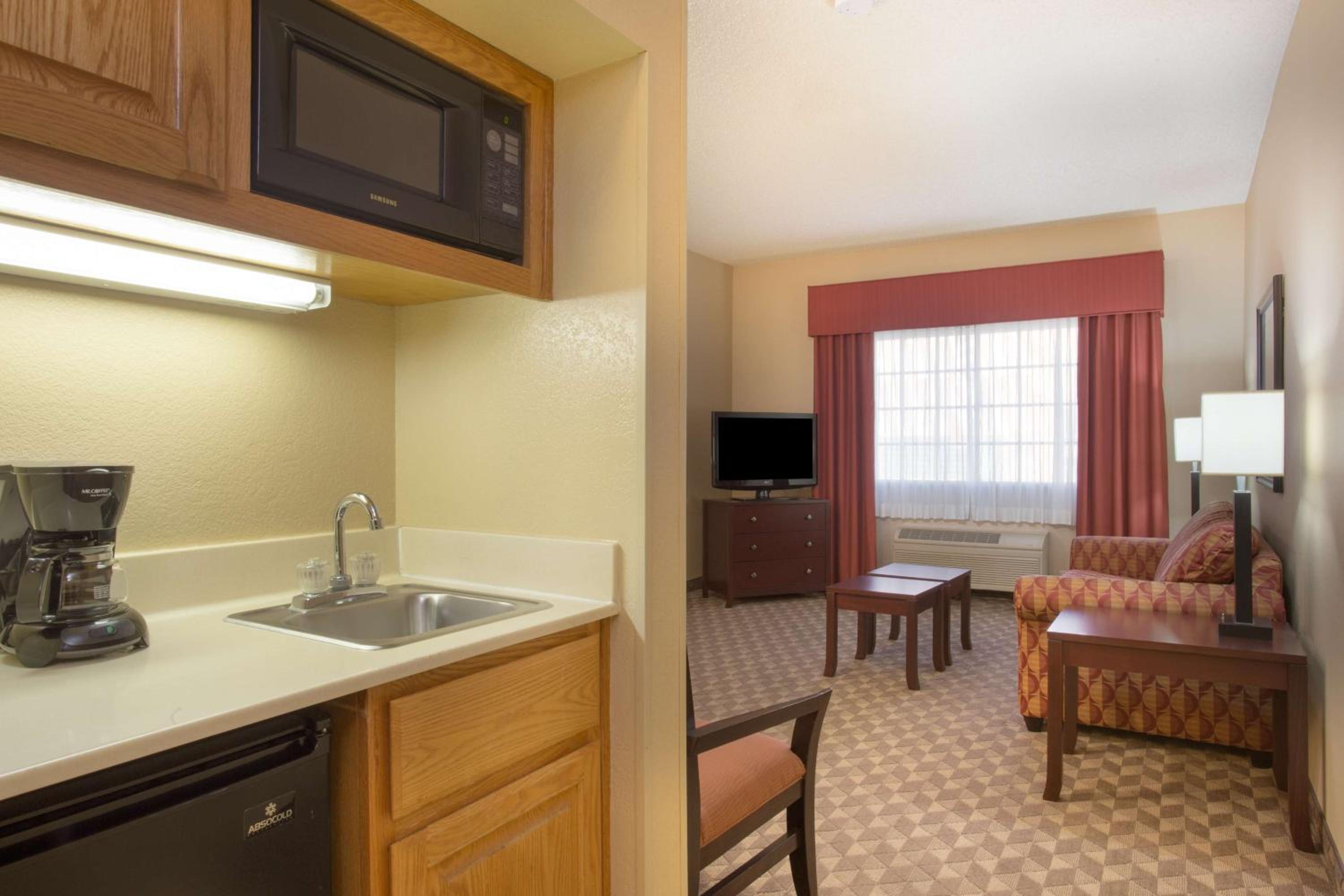 King Suite - Non-Smoking - Photo 4