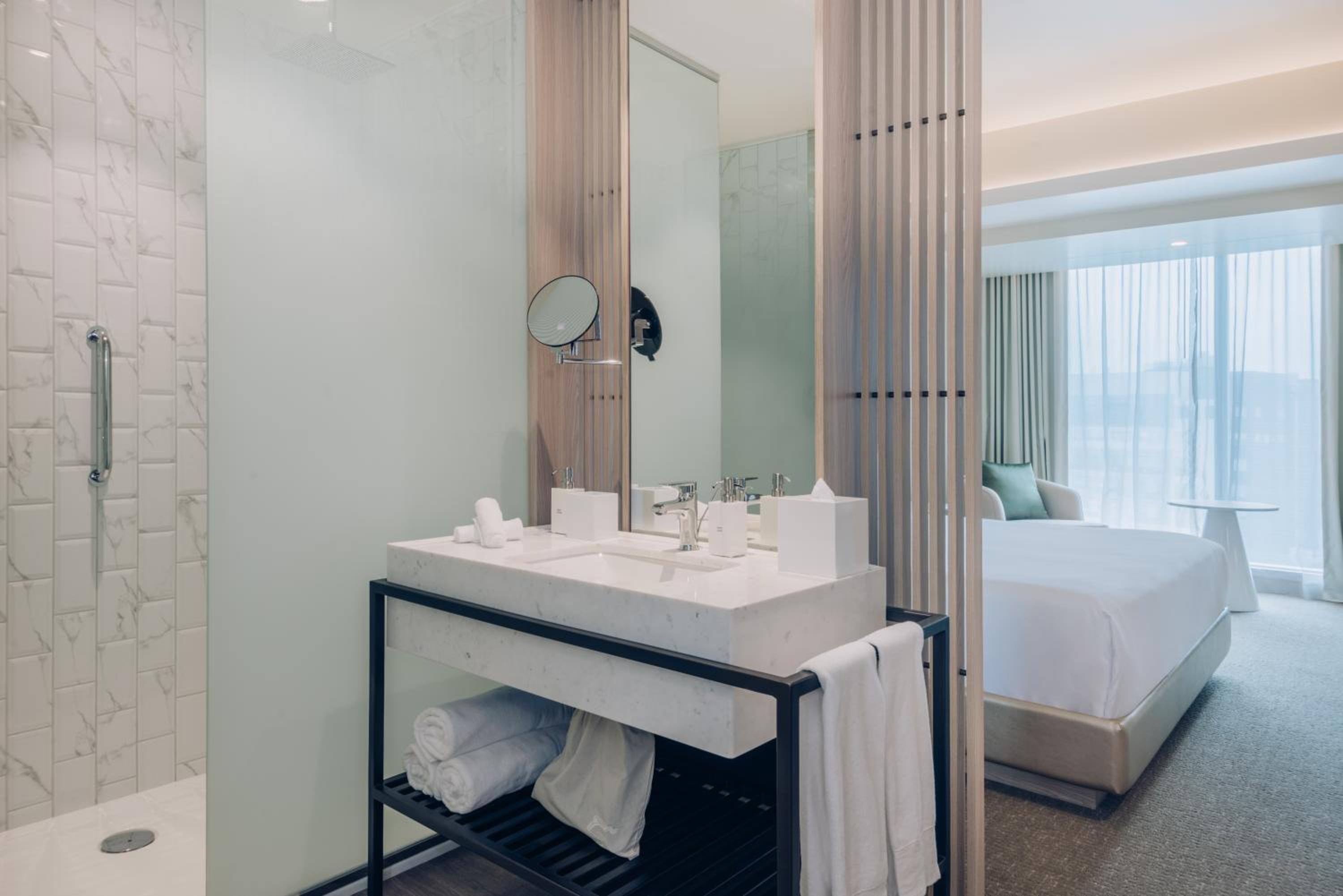 Standard King Room with City View - Photo 4