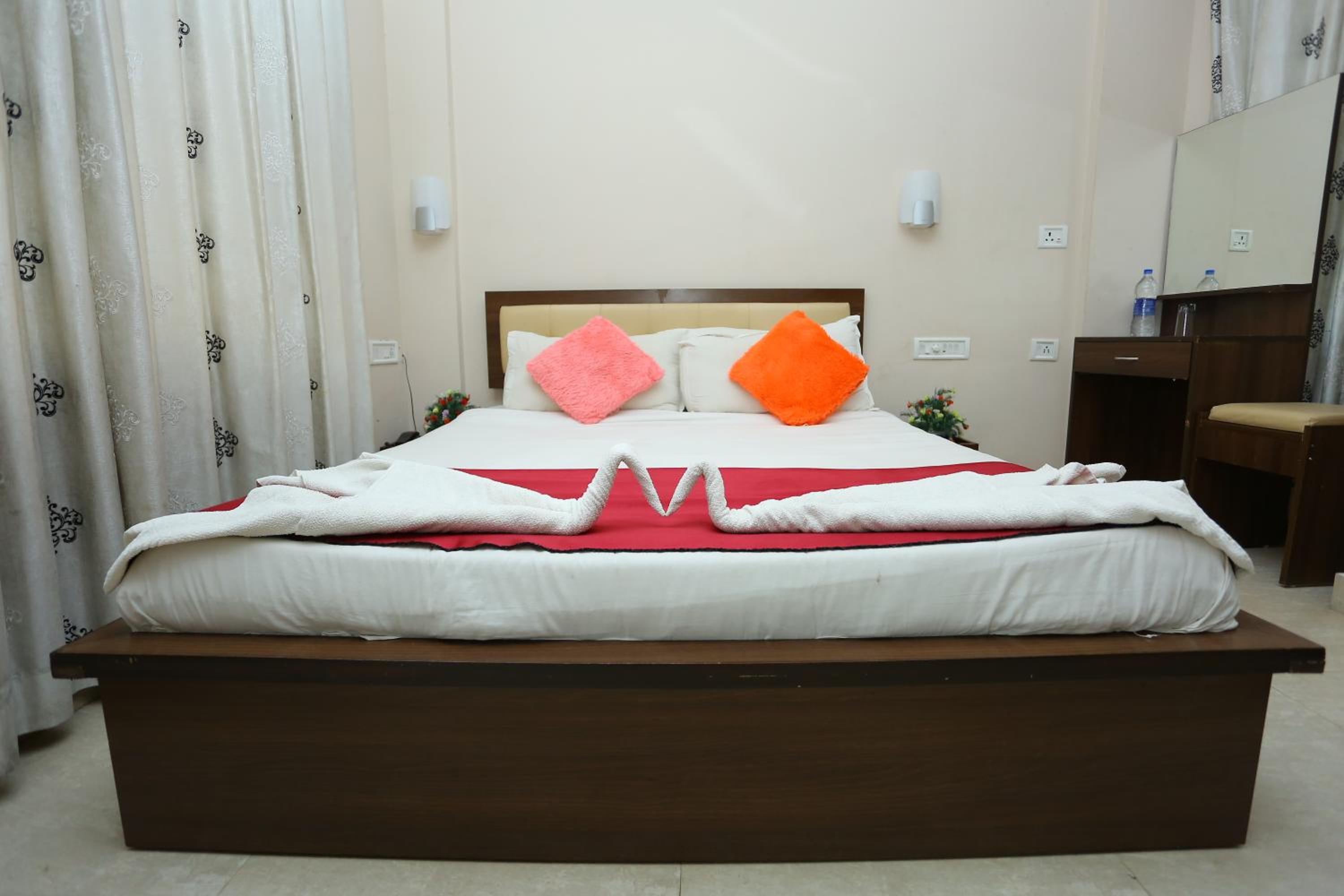 Standard Double Room with Fan - Photo 17