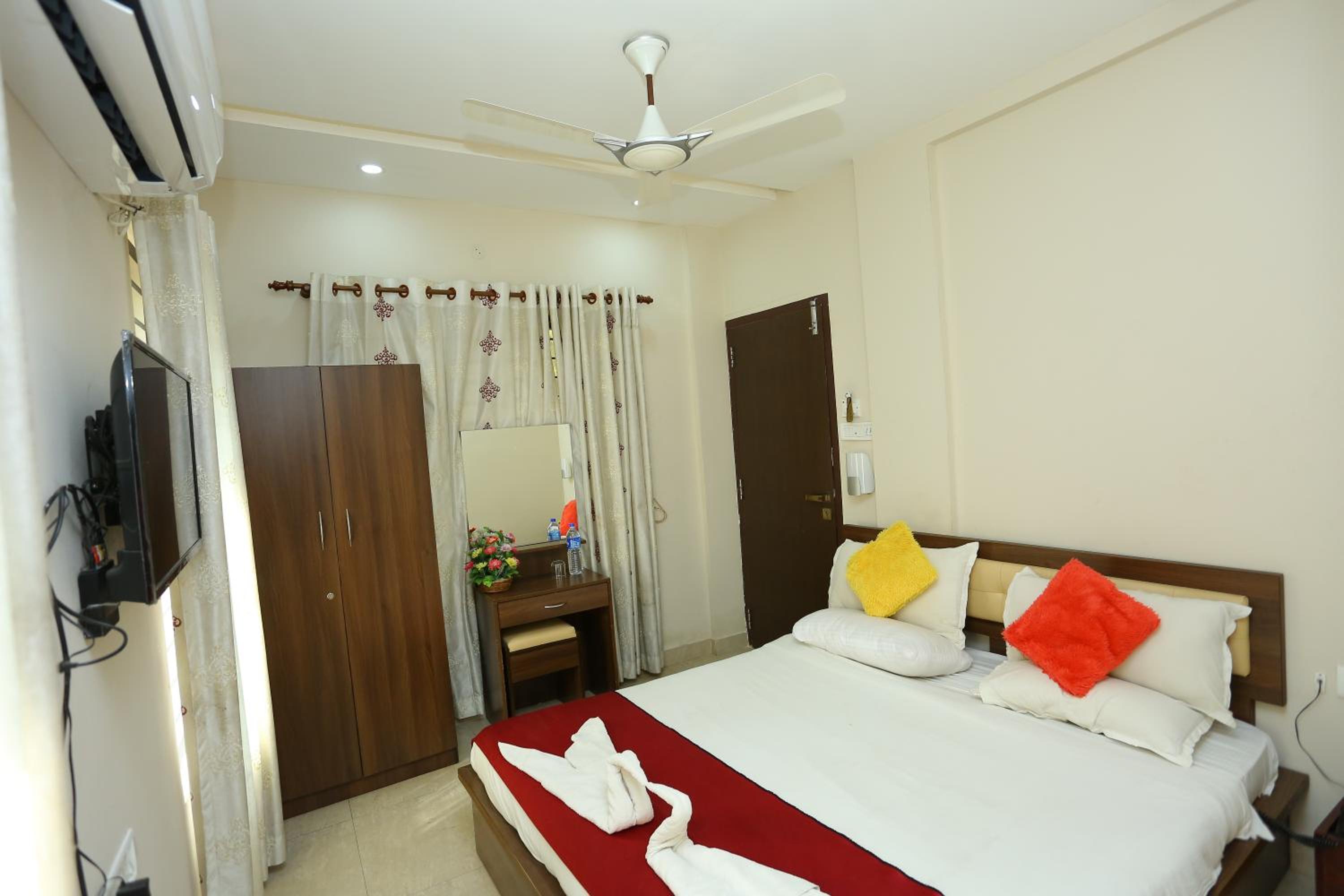 Standard Double Room - Photo 13