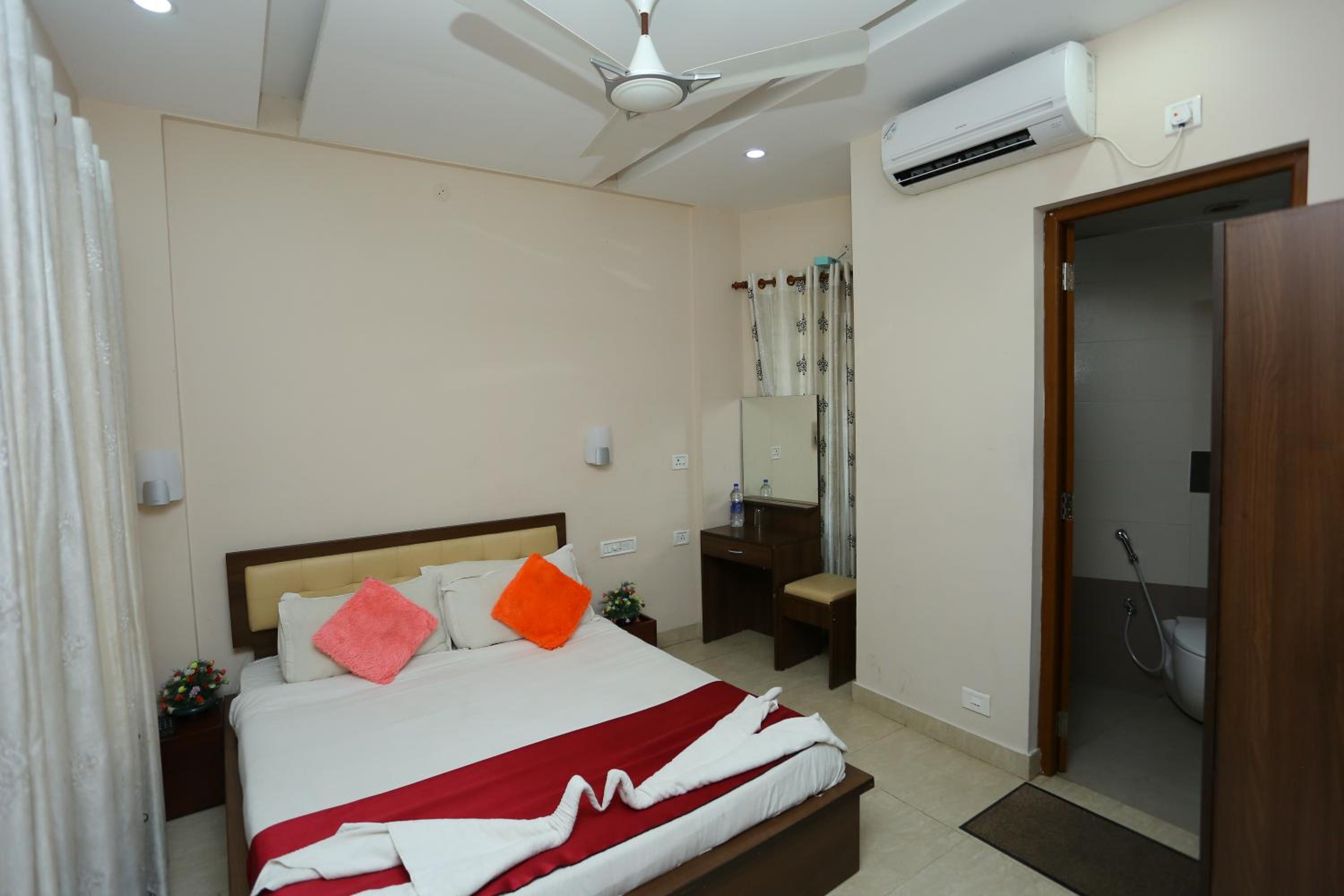 Standard Double Room - Photo 11