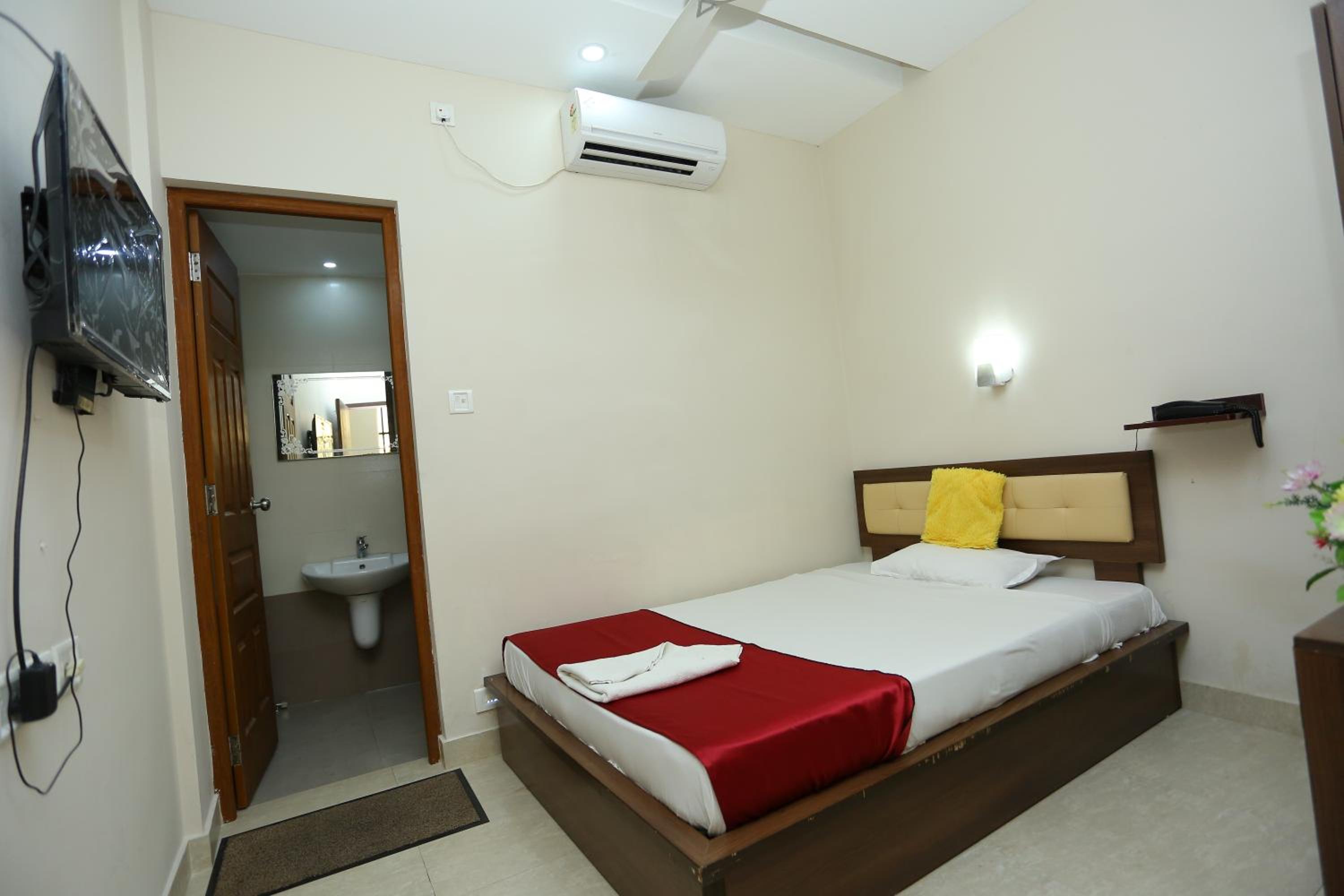 Standard Double Room with Fan - Photo 16