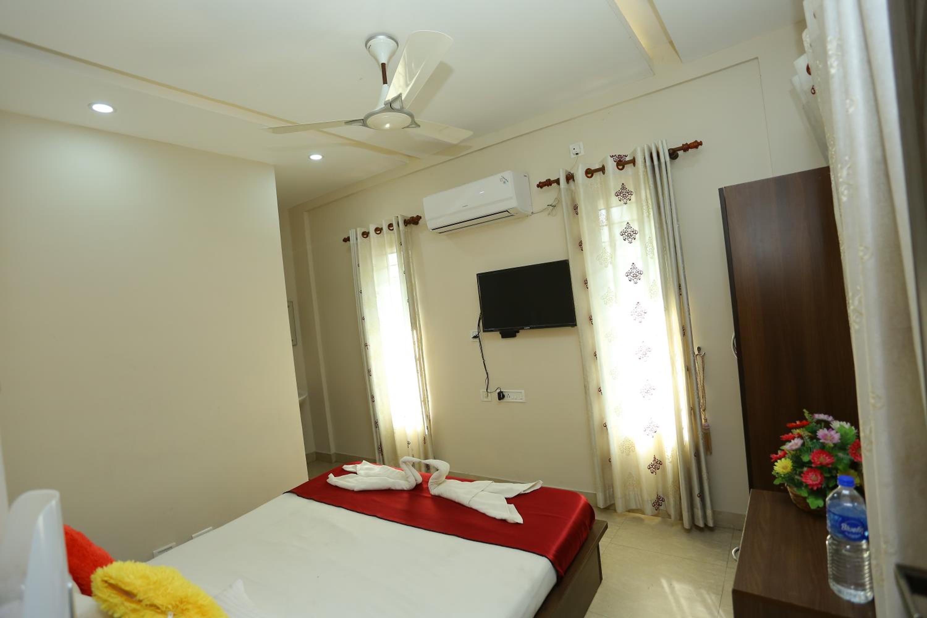 Standard Double Room with Fan - Photo 15