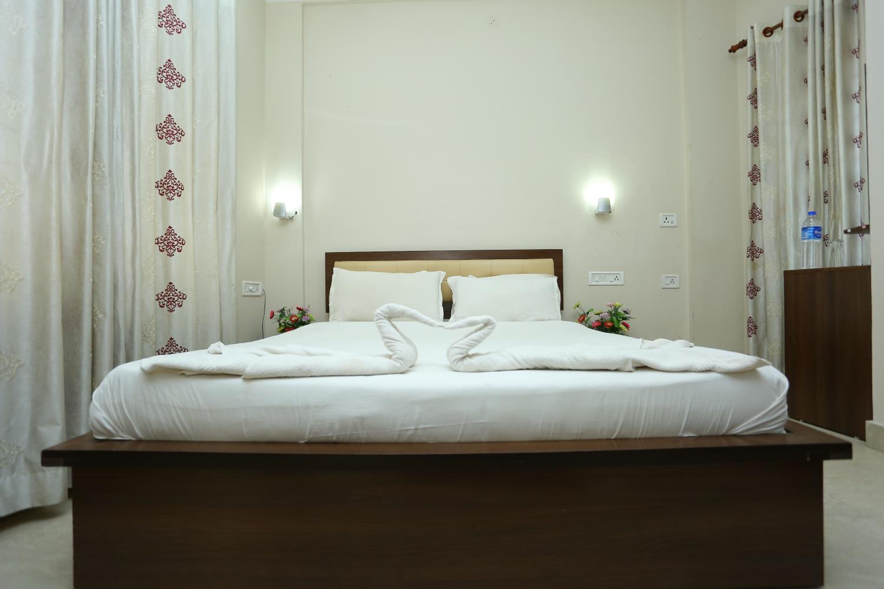 Standard Double Room with Fan - Photo 11