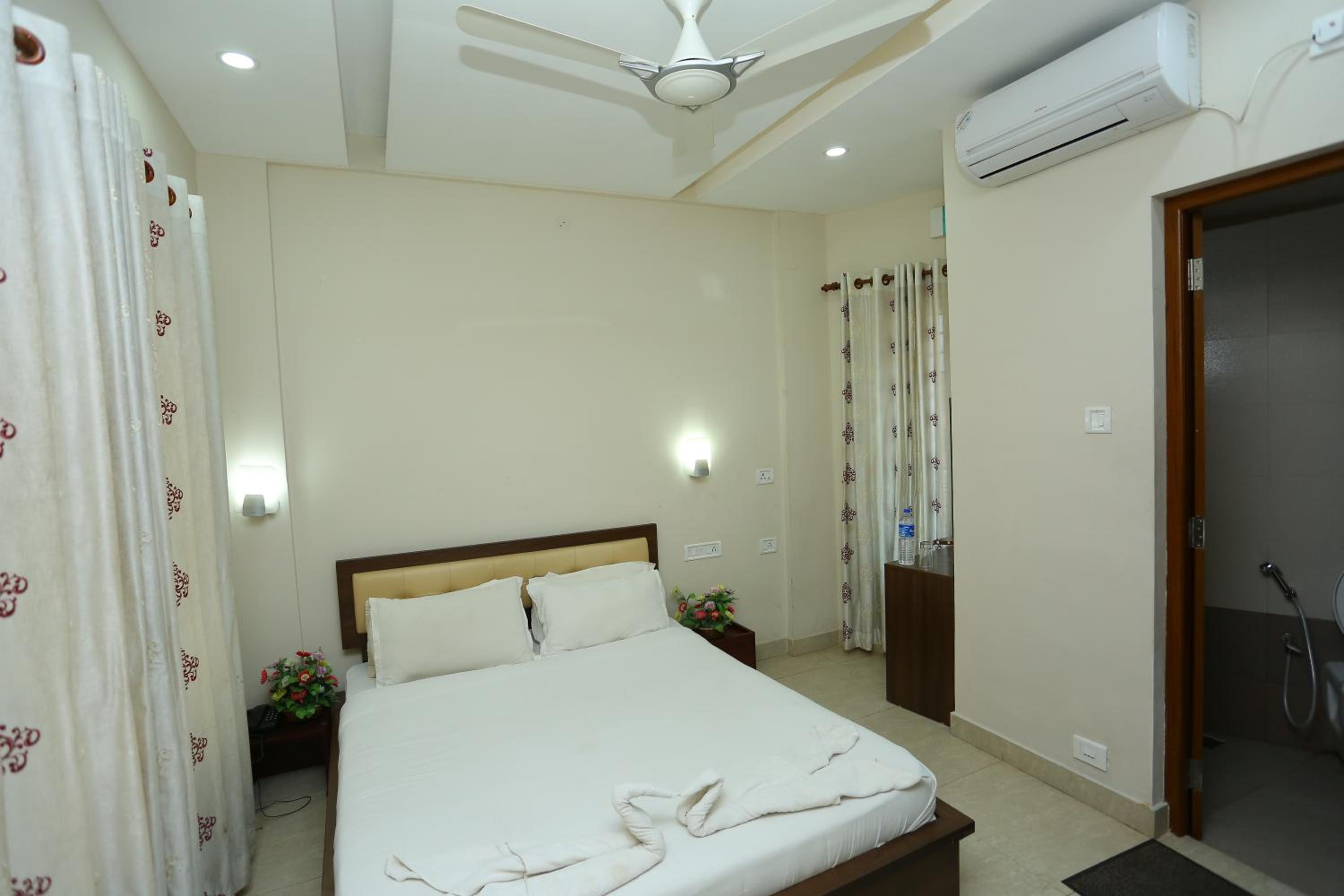 Standard Double Room with Fan - Photo 9