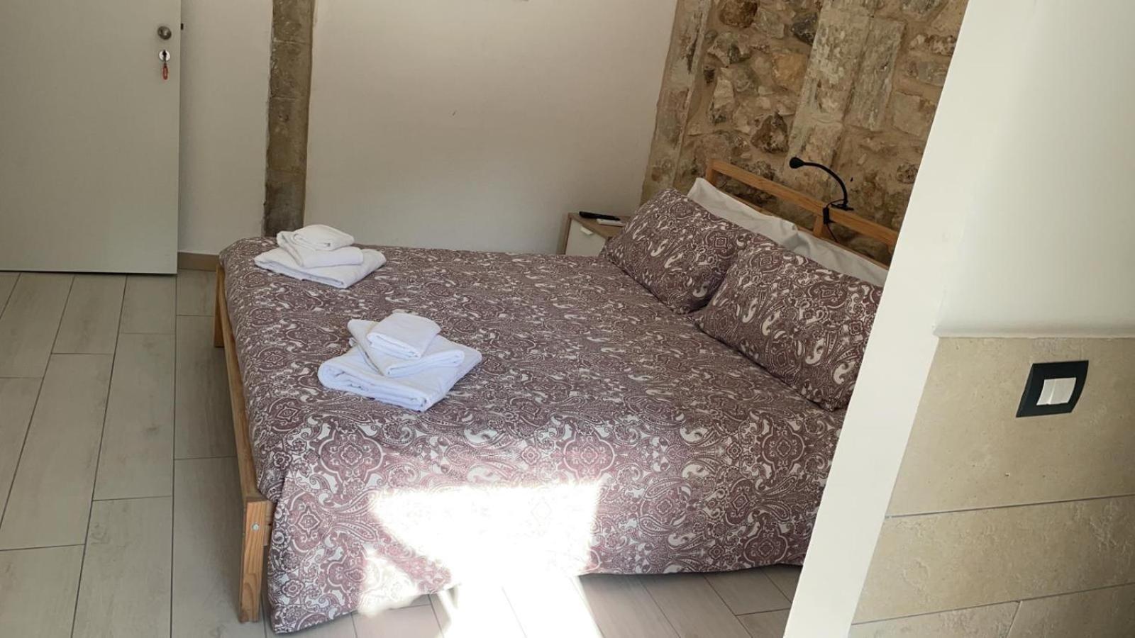 Double Room with Balcony - Photo 3