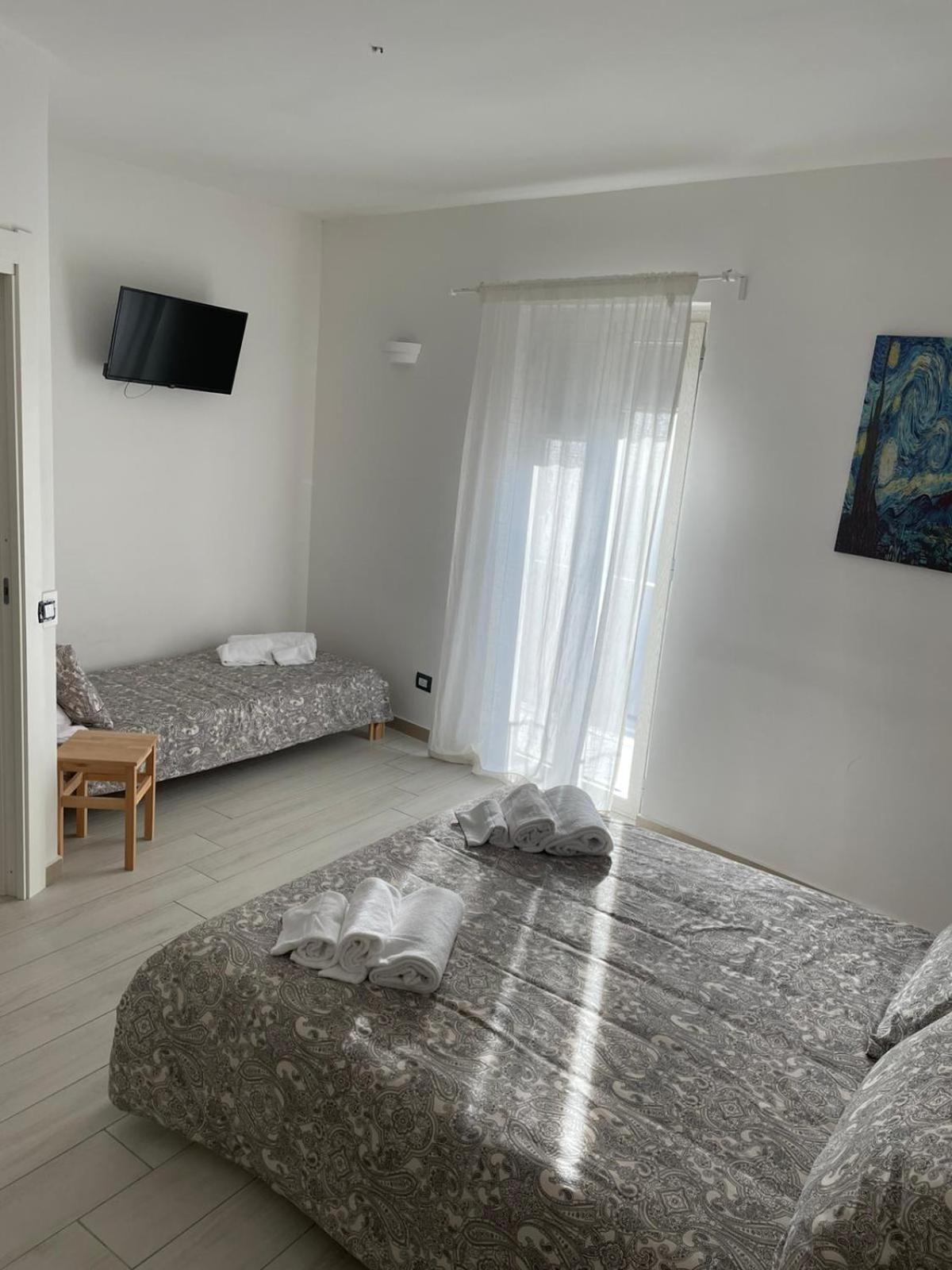 Deluxe Double Room with Balcony - Photo 10