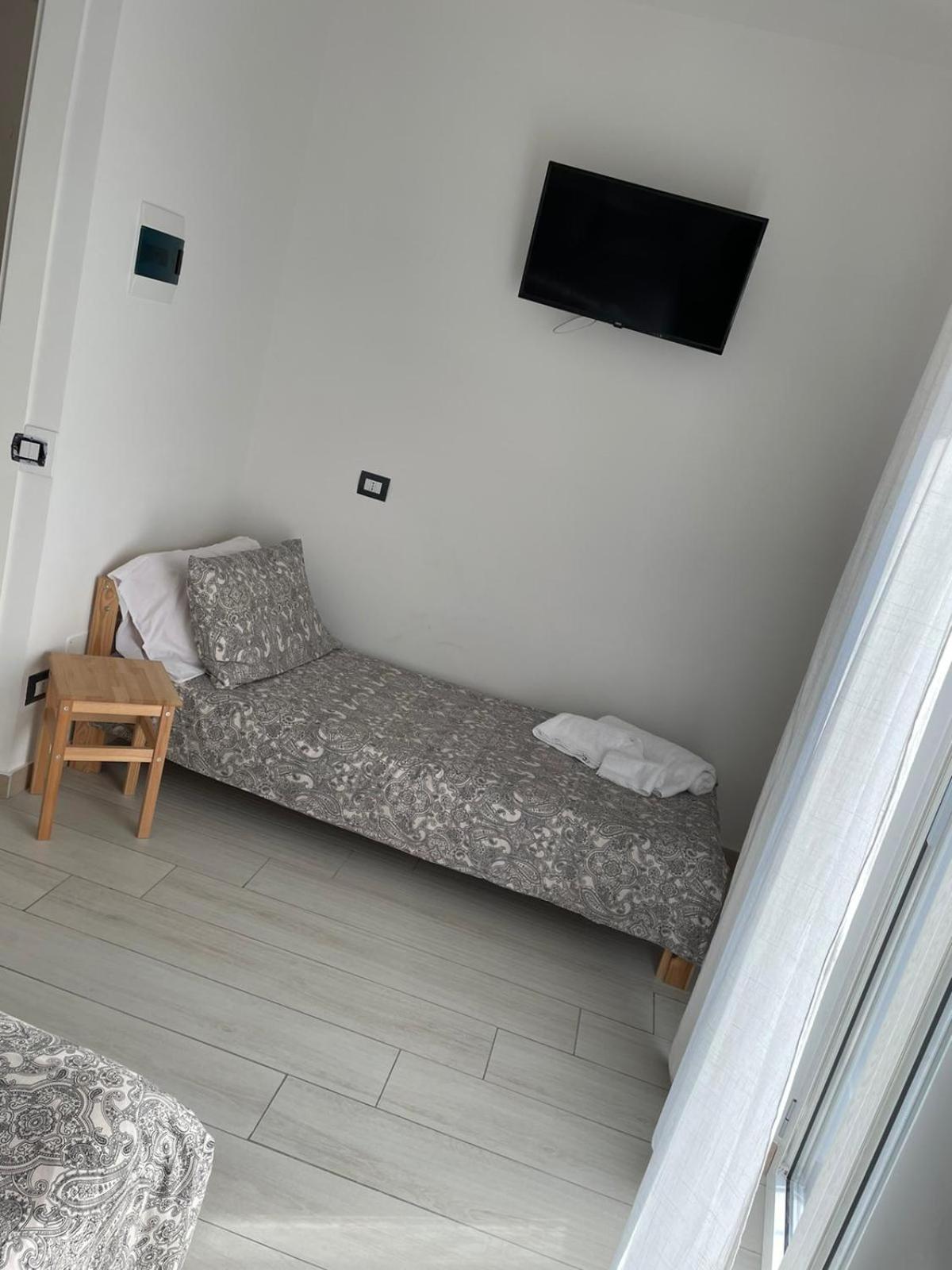 Deluxe Double Room with Balcony - Photo 9