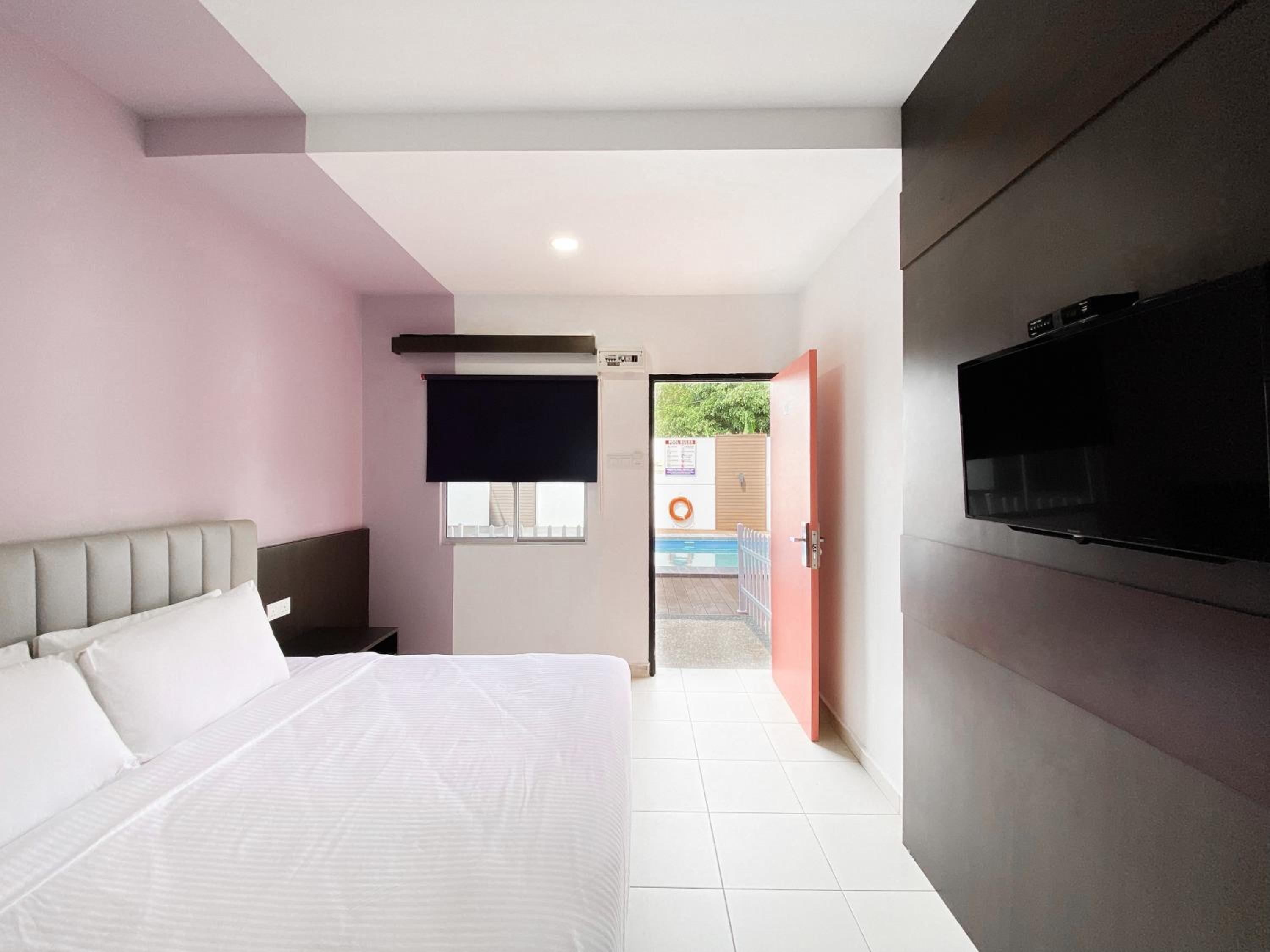 King Room with Pool View - Photo 1