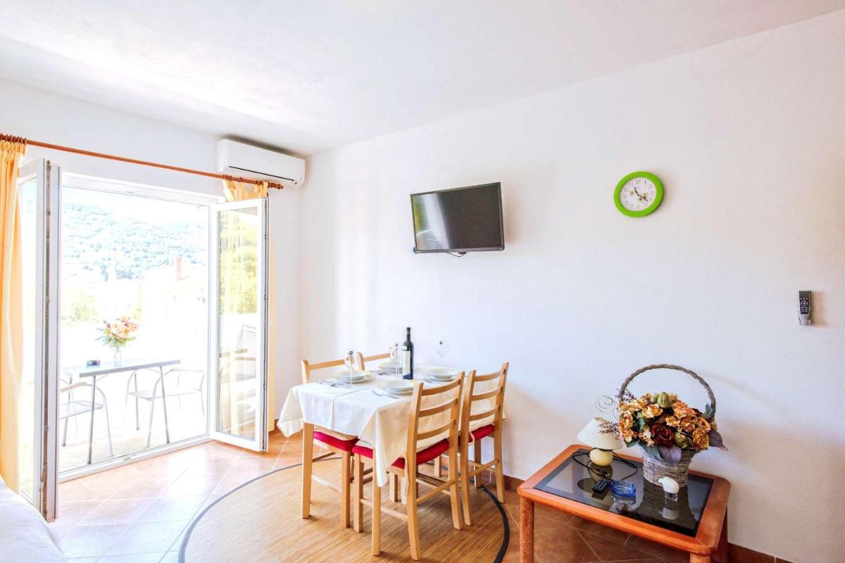 One-Bedroom Apartment with Balcony and City View - Photo 5