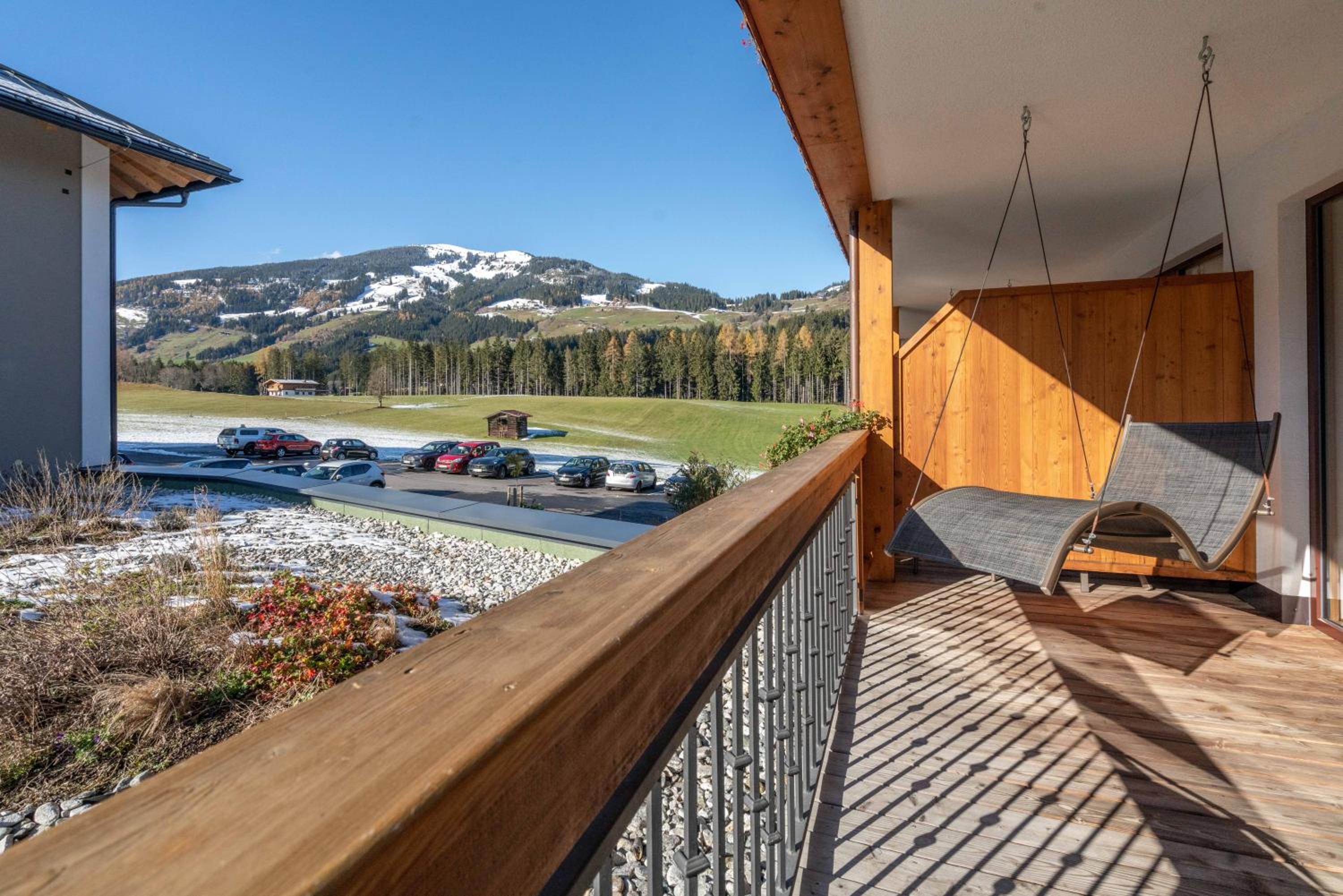 Deluxe Double Room with Balcony - Photo 4